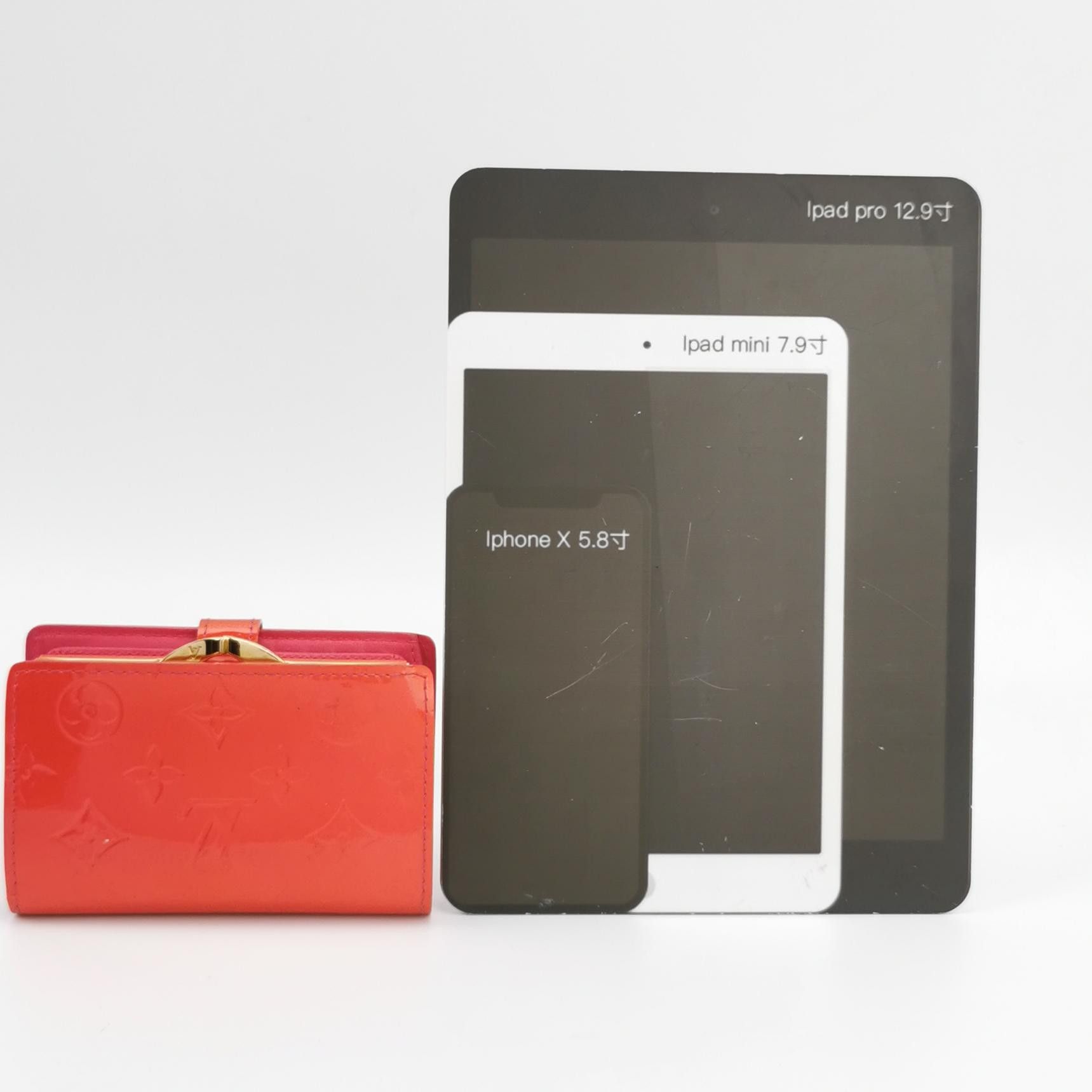 Louis Vuitton Louis Vuitton (LV) patent leather snap embossed print walle Size ONE SIZE - 2 Thumbnail