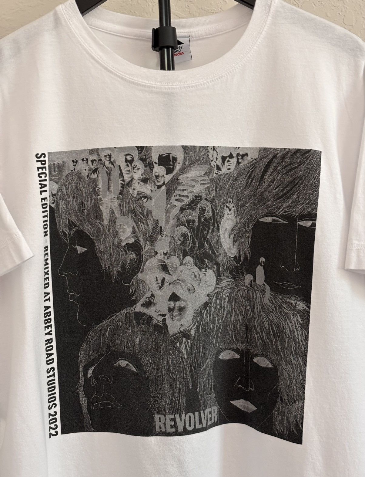 Band Tees Beatles Revolver 2022 Special Edition T-Shirt XL Size US XL / EU 56 / 4 - 1 Thumbnail
