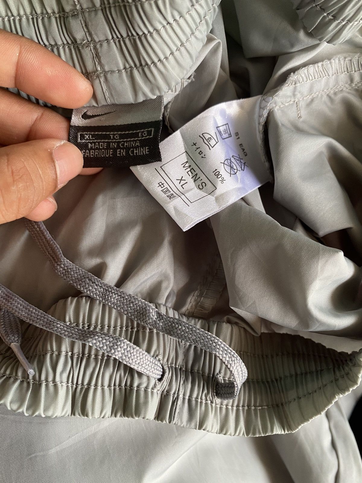 Nike VINTAGE NIKE 90S BAGGY NYLON WIDE LEG SWOOSH TRACK PANTS Y2K Size US 30 / EU 46 - 3 Thumbnail