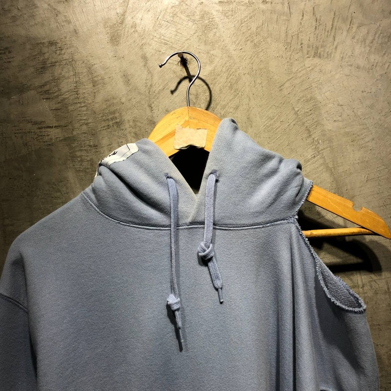 Vetements Vetements Open Shoulder SS18 Tricot hoodie Size US XL / EU 56 / 4 - 2 Thumbnail