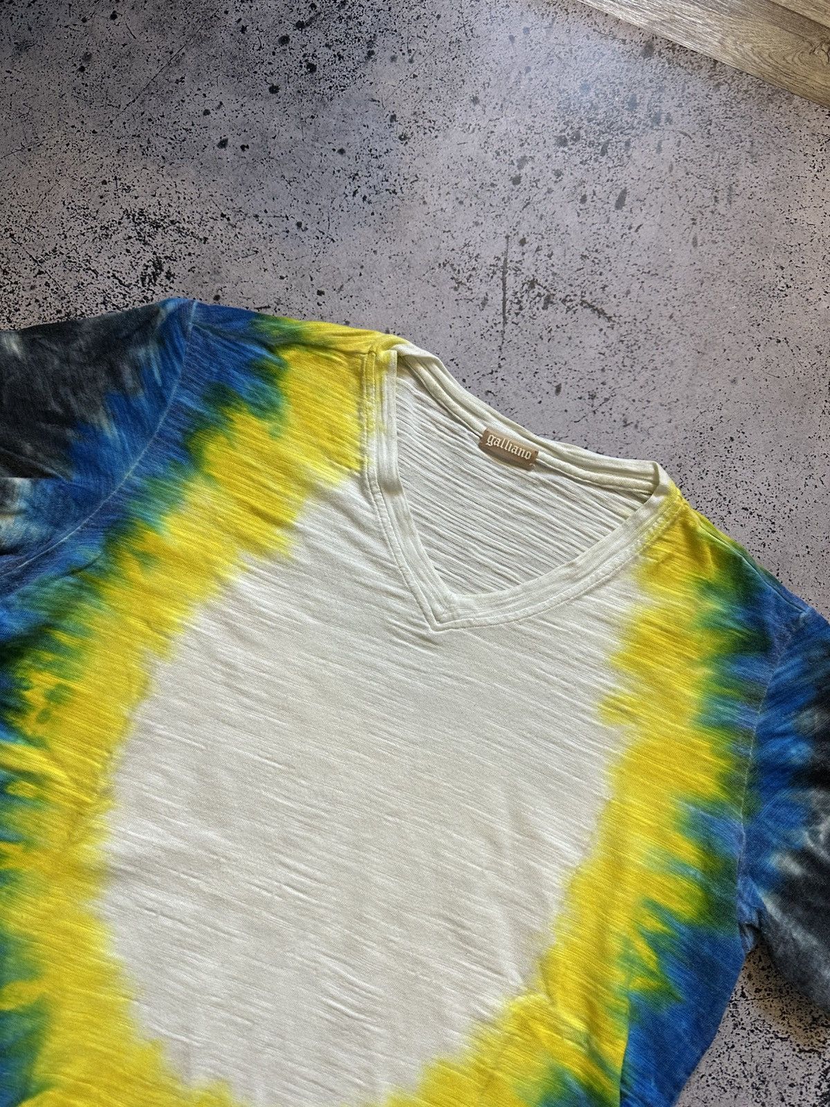 John Galliano × Vintage Vintage Galliano Tie Die T-shirt Luxury Tee V neck Y2K USA Size US M / EU 48-50 / 2 - 2 Thumbnail