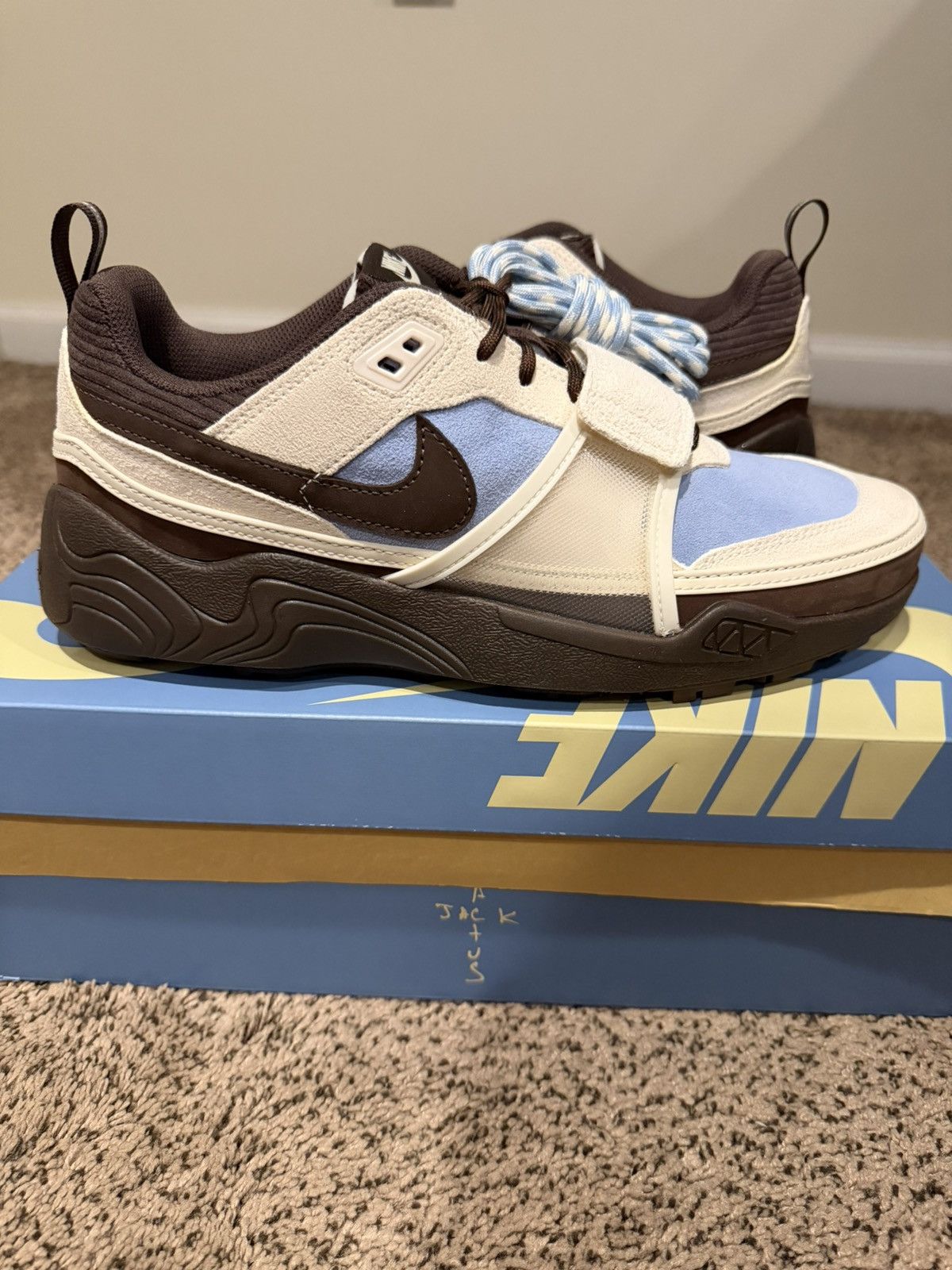 Nike × Travis Scott Nike Zoom Field Jaxx Leche Blue Size US 10.5 / EU 43-44 - 2 Thumbnail
