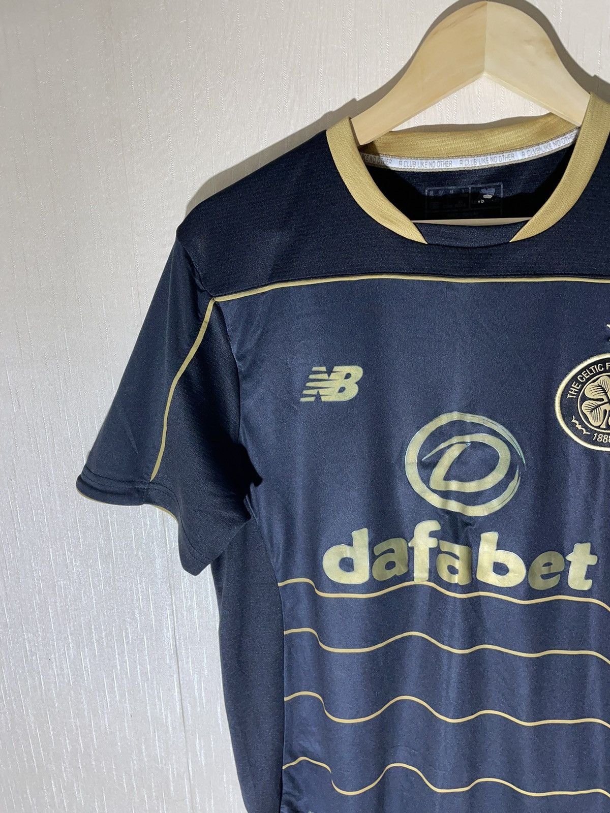 New Balance New balance Celtic streetwear soccer jersey Size US M / EU 48-50 / 2 - 3 Thumbnail