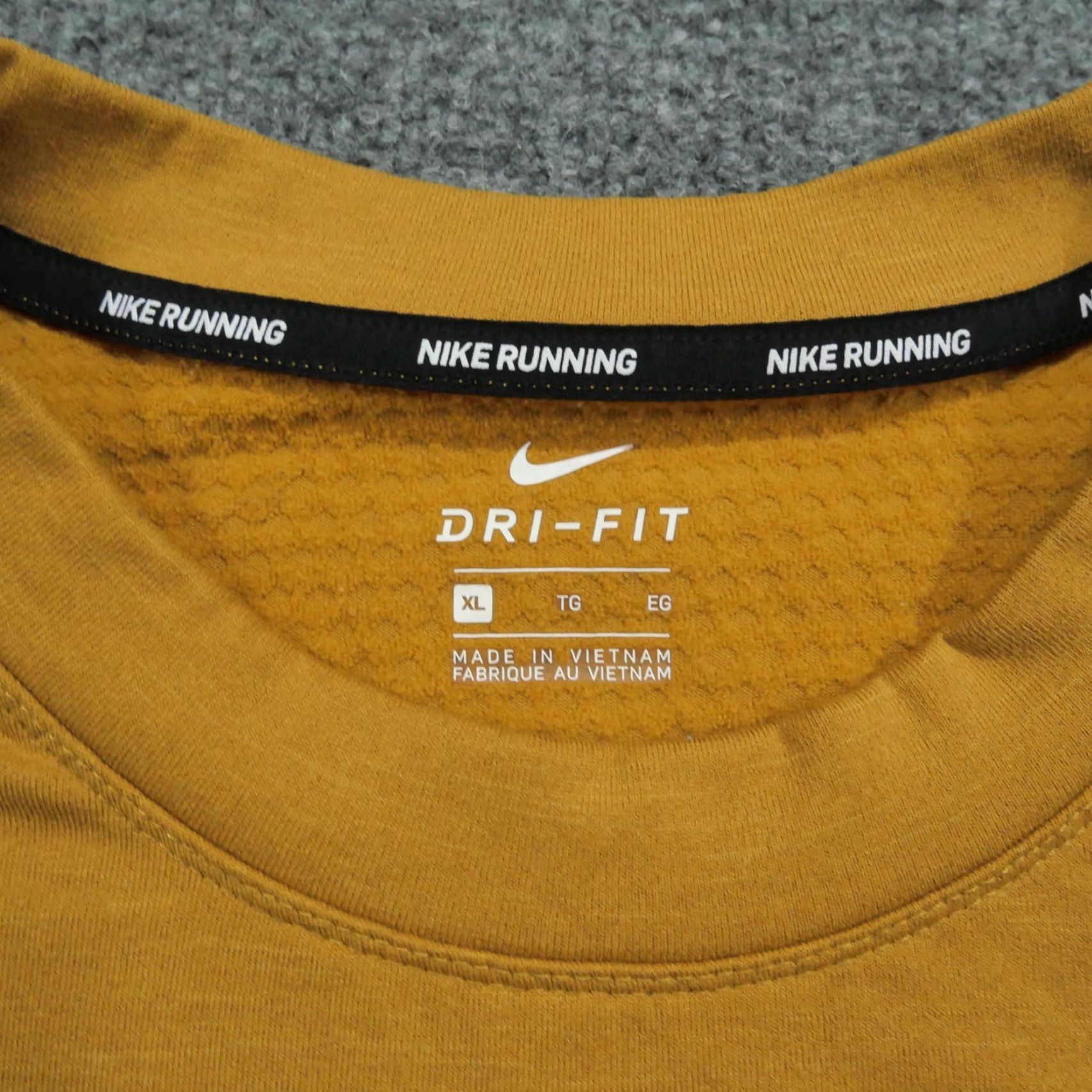 Nike Nike Sweatshirt Womens XL Yellow Black Pullover Running Dri Fit Kangaroo Pocket Size XL / US 12-14 / IT 48-50 - 4 Thumbnail