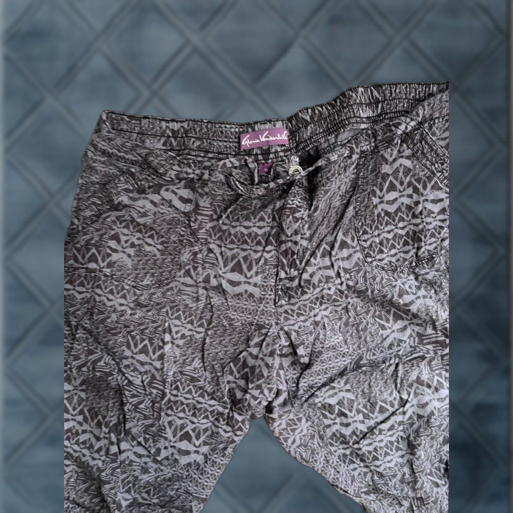 Gloria Vanderbilt Gloria Vanderbilt Casuals Women's Capri Pants Sz 18 Cotton Rayon Aztec Print Gray Plus Size Pockets Elastic Waist Drawstring Size 40" / US 18 - 1 Thumbnail
