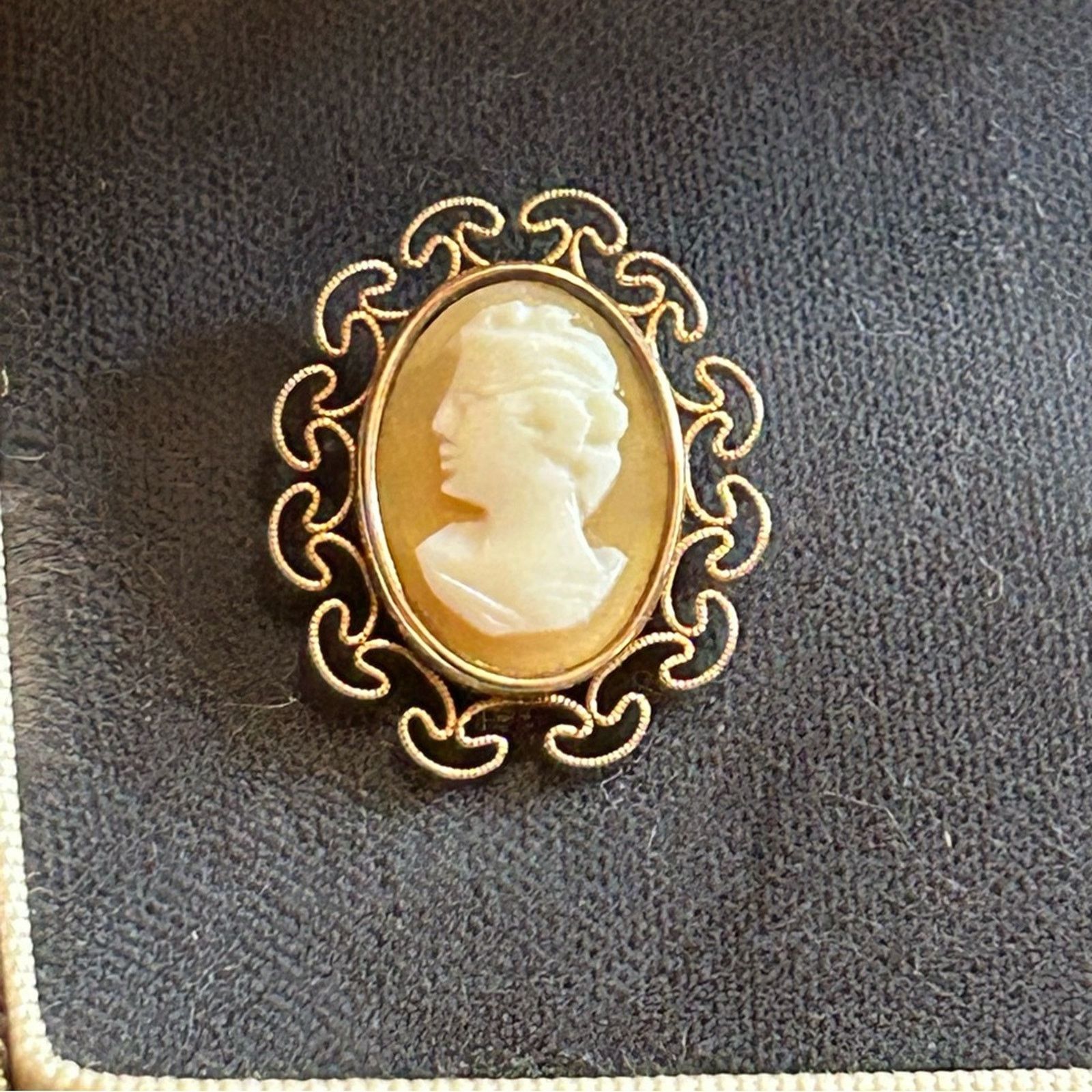Vintage Vintage Krementz carved shell cameo 14kt gold earrings Size ONE SIZE - 4 Thumbnail
