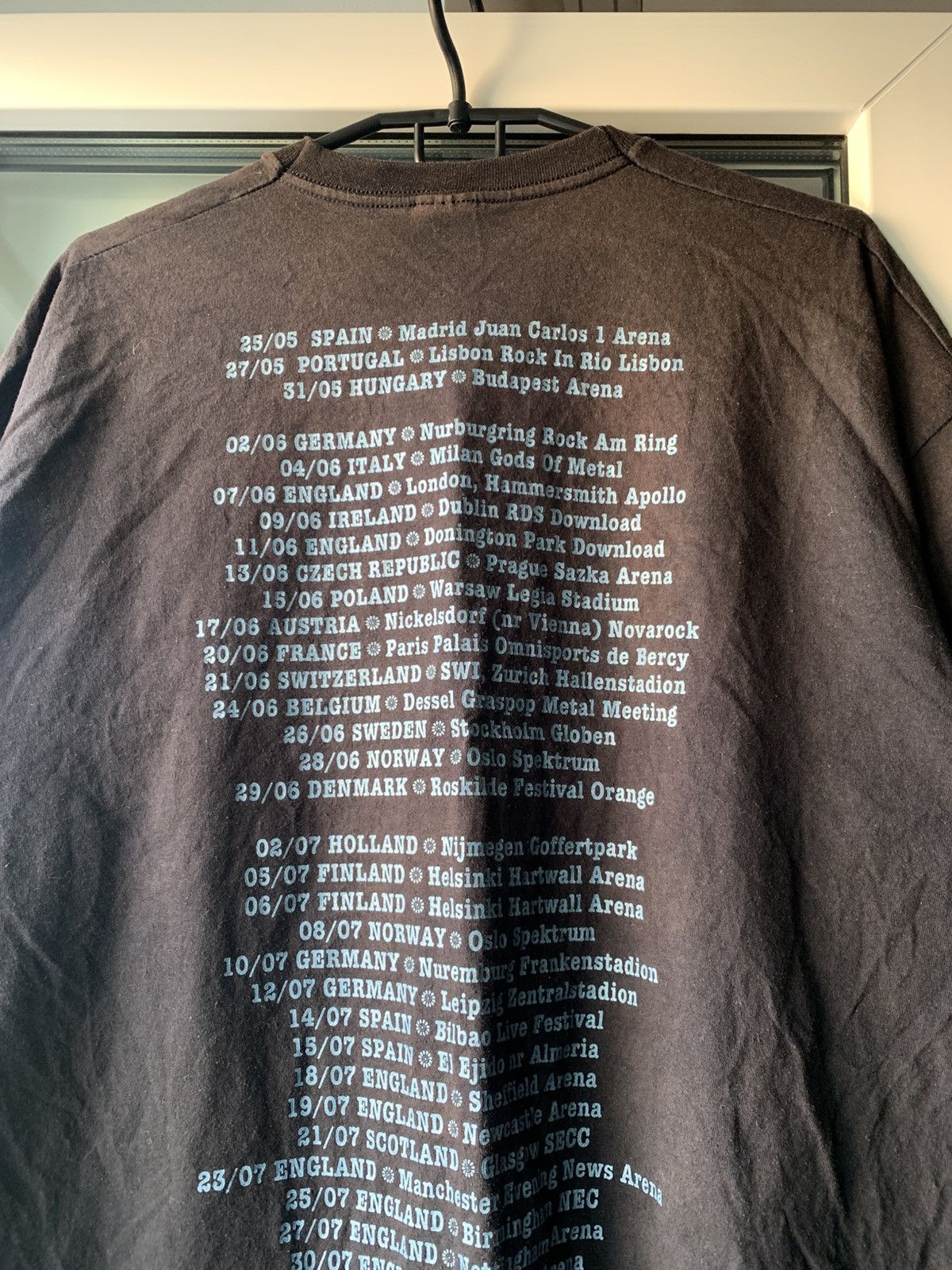 Band Tees 🔥VINTAGE GUNS N ROSES 2006 EUROPEAN TOUR PISTOLS T-SHIRT Size US XL / EU 56 / 4 - 6 Thumbnail