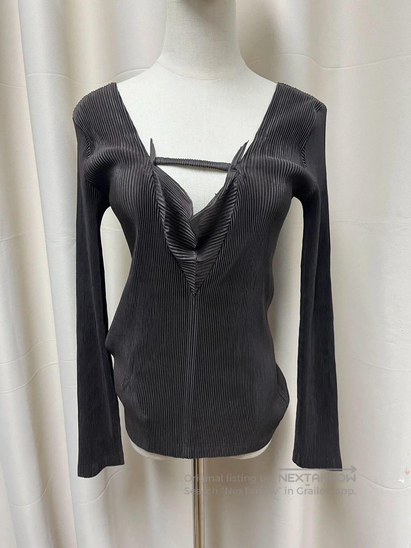 Issey Miyake Issey Miyake Pleated Top with Unique Neckline. Size L / US 10 / IT 46 - 1 Thumbnail