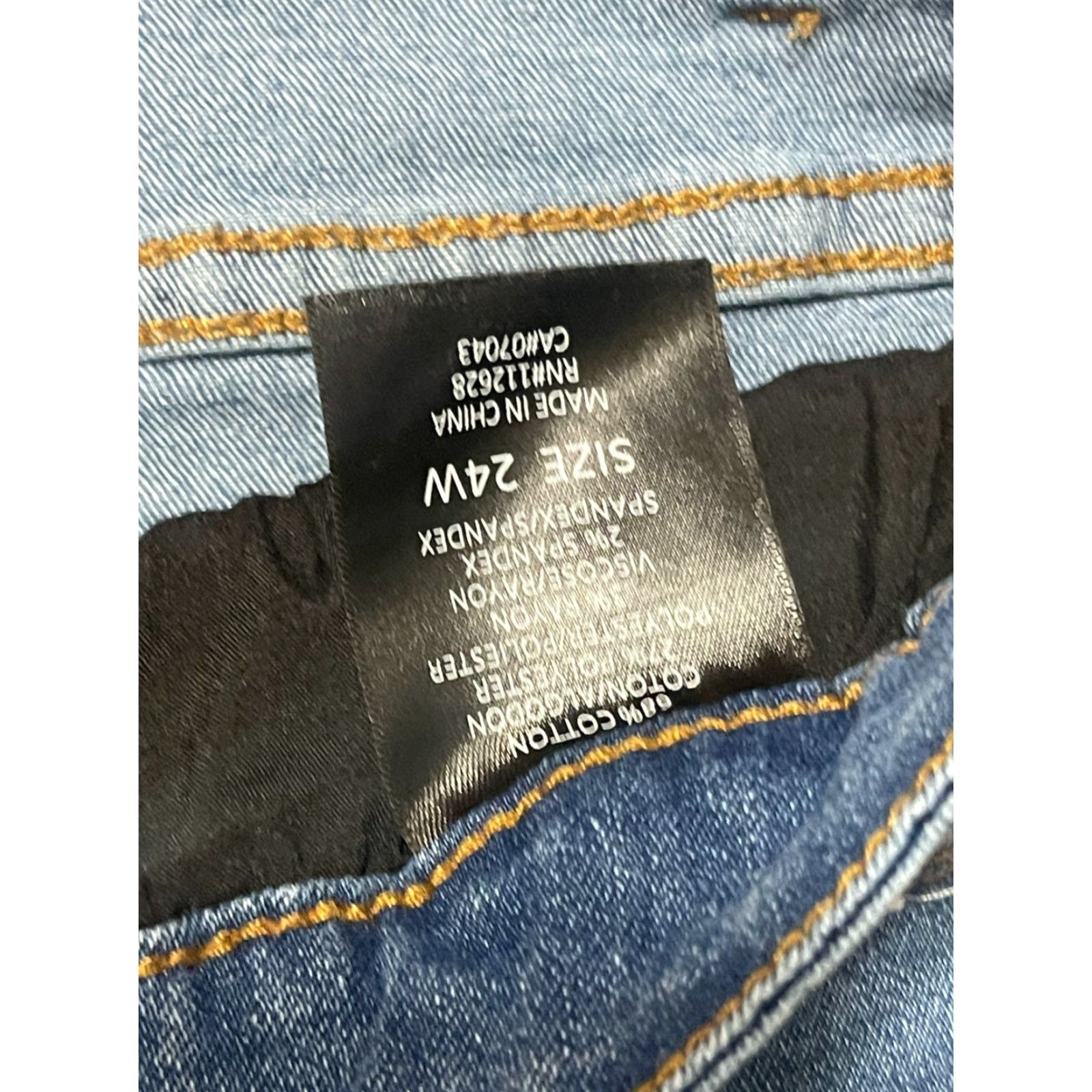 Vintage Tahari Jeans Women's Plus Size 24W Blue Denim Chloe Fit Solution Skinny Jeans Women 24W Blue Denim Tahari Regular Skinny 27 in Inseam Mens? Size 42" / US 20 - 6 Thumbnail