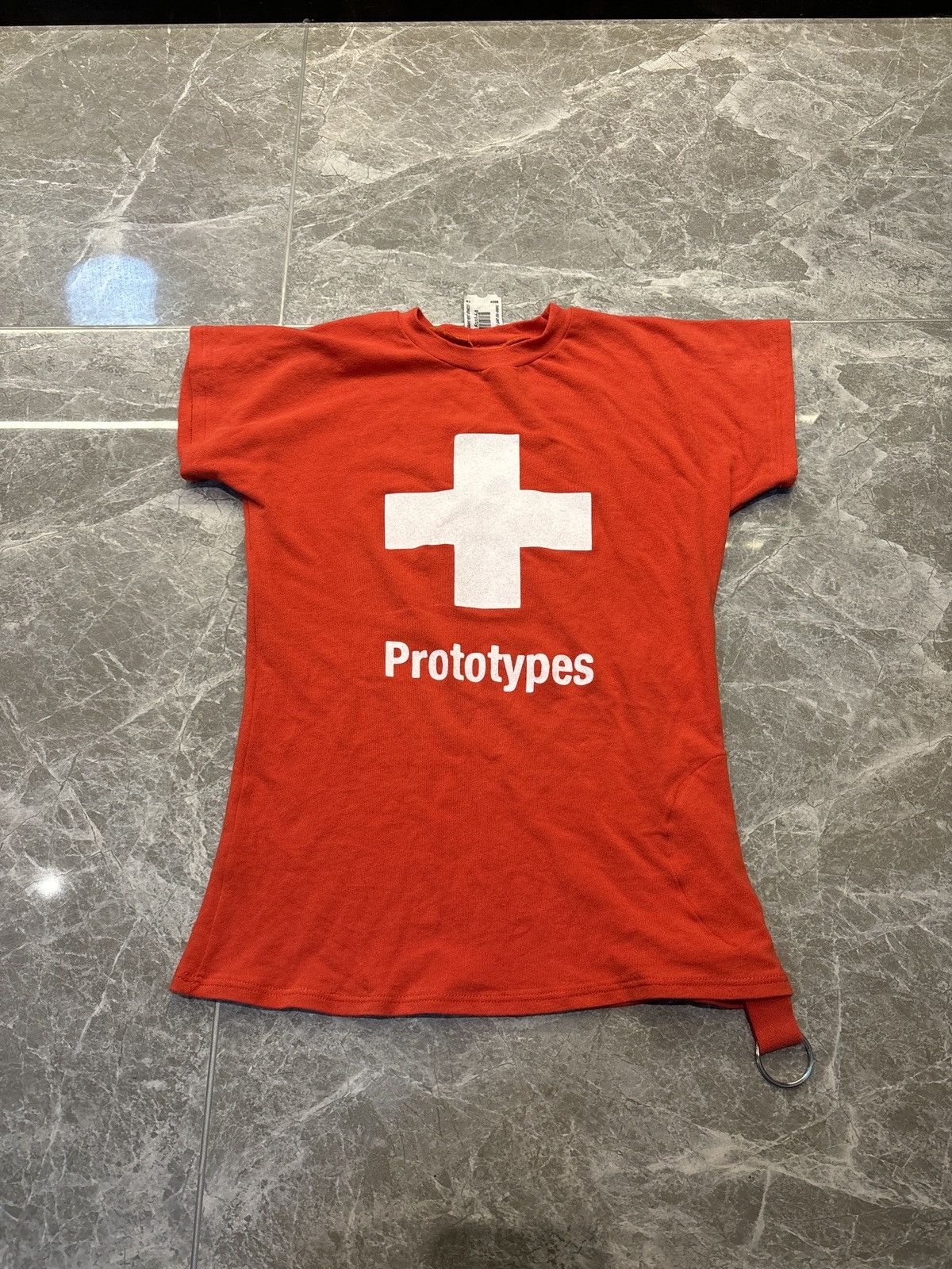 Prototypes スイス十字 Tシャツ レッド Prototypes スイス十字 Tシャツ レッド
