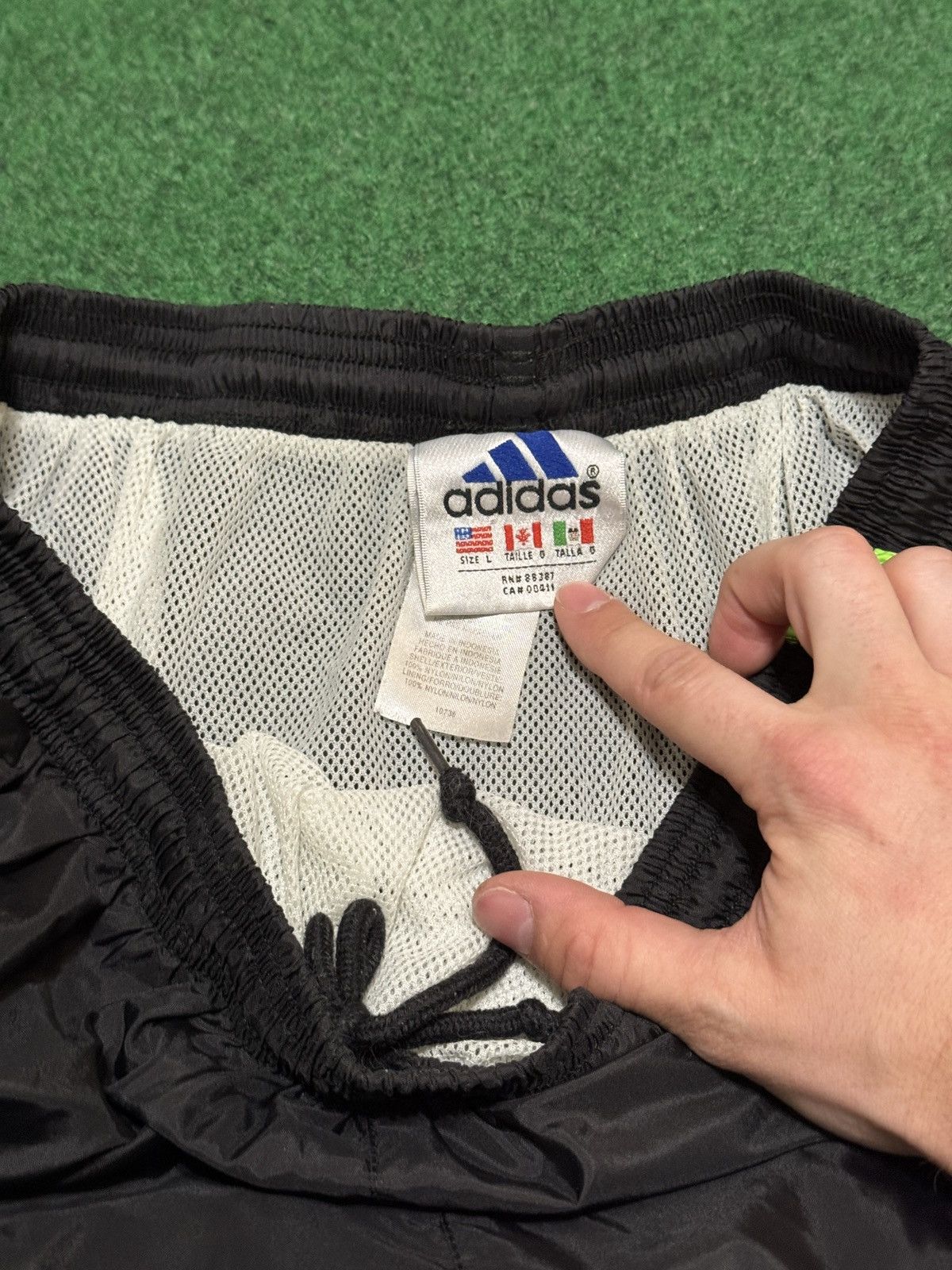 Adidas Adidas Shorts Large Vintage 90s Pockets Black 9” Drawstring Size US 29 - 3 Thumbnail