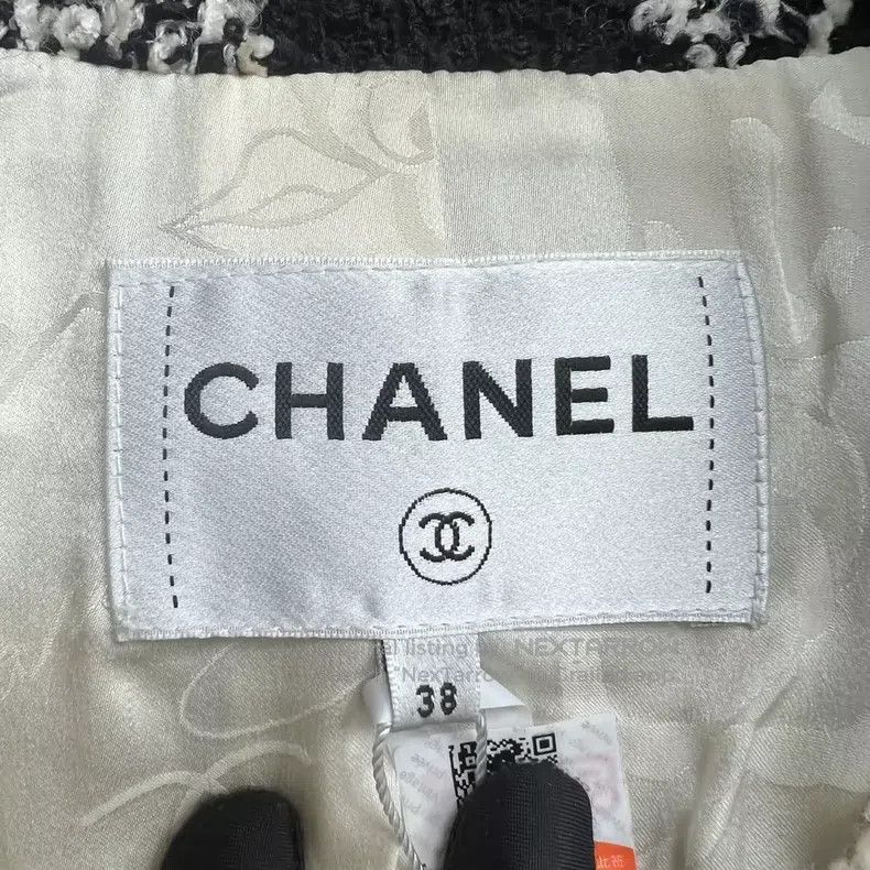 Chanel Chanel Tweed black and white colour-block long-sleeved jac Size XS / US 0-2 / IT 36-38 - 3 Thumbnail