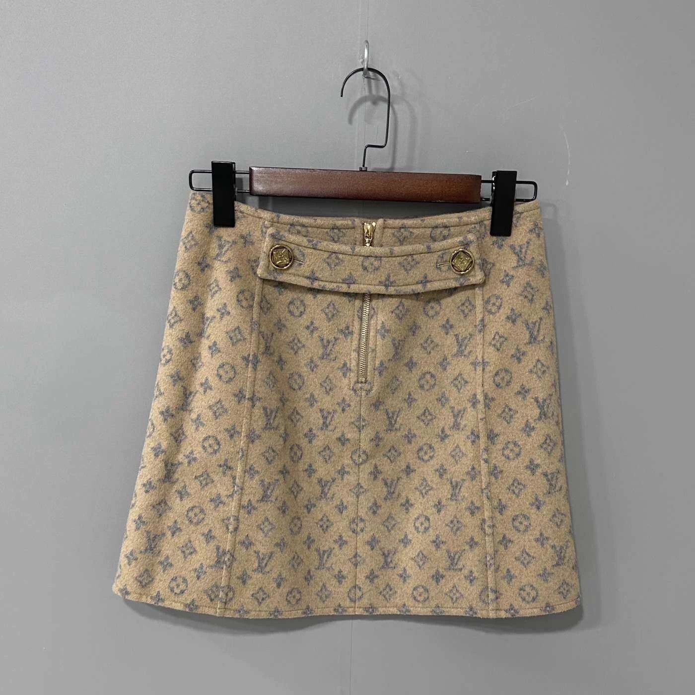 Louis Vuitton Bathrobe-style monogrammed mini skirt Size 36" / US 14 / IT 50 - 2 Thumbnail