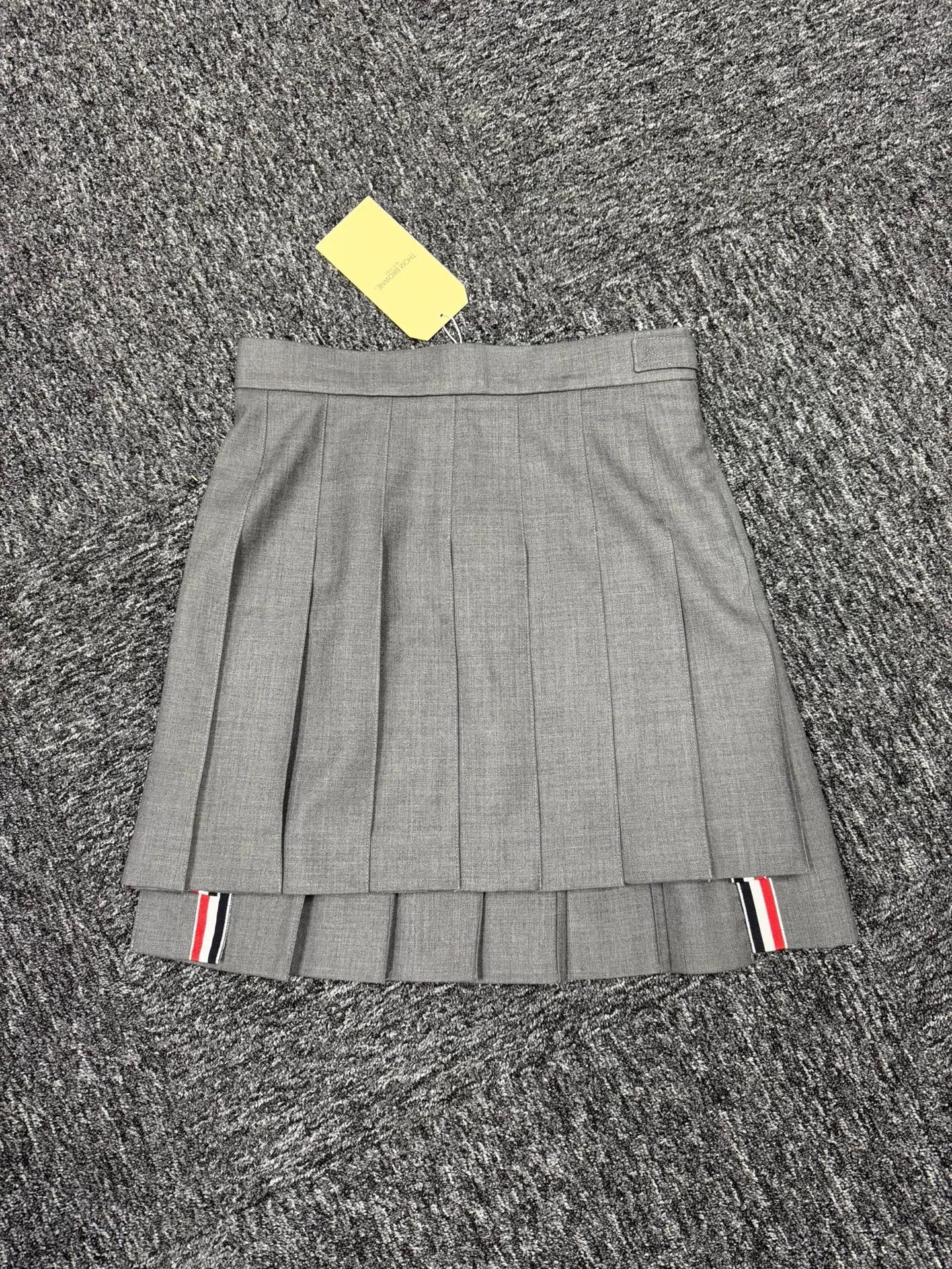 Thom Browne Thom Browne Women's Classic Pleated Skirt Mid Gray 38 Size 26" / US 2 / IT 38 - 3 Thumbnail