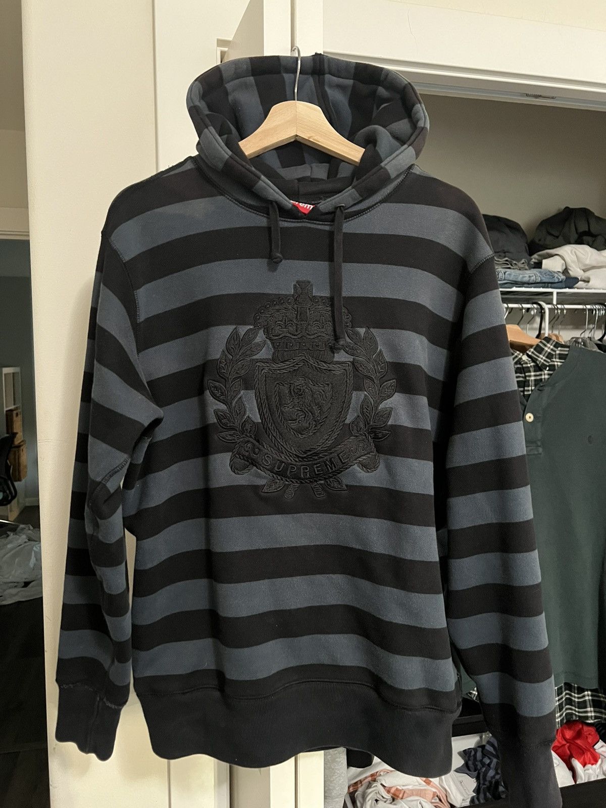 専用　超希少‼️Supreme Striped Crest Hoodie 07aw Supreme（シュプリーム） 07AW Striped Crest Hoodie ストライプ