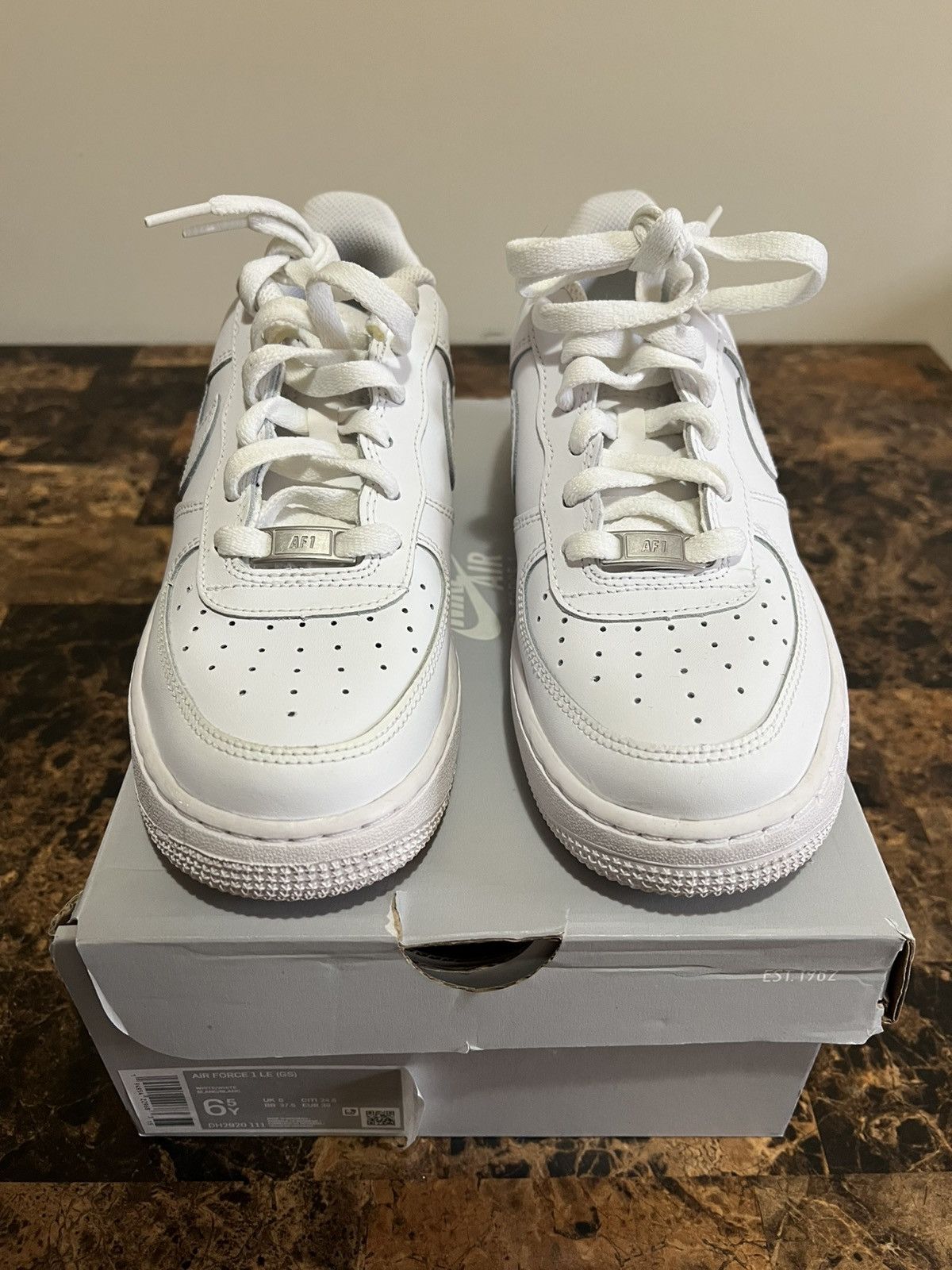 Nike Size 6.5 GS - Nike Air Force 1 LE Low Triple White Pre-Owned Size US 6.5 / EU 39-40 - 1 Thumbnail