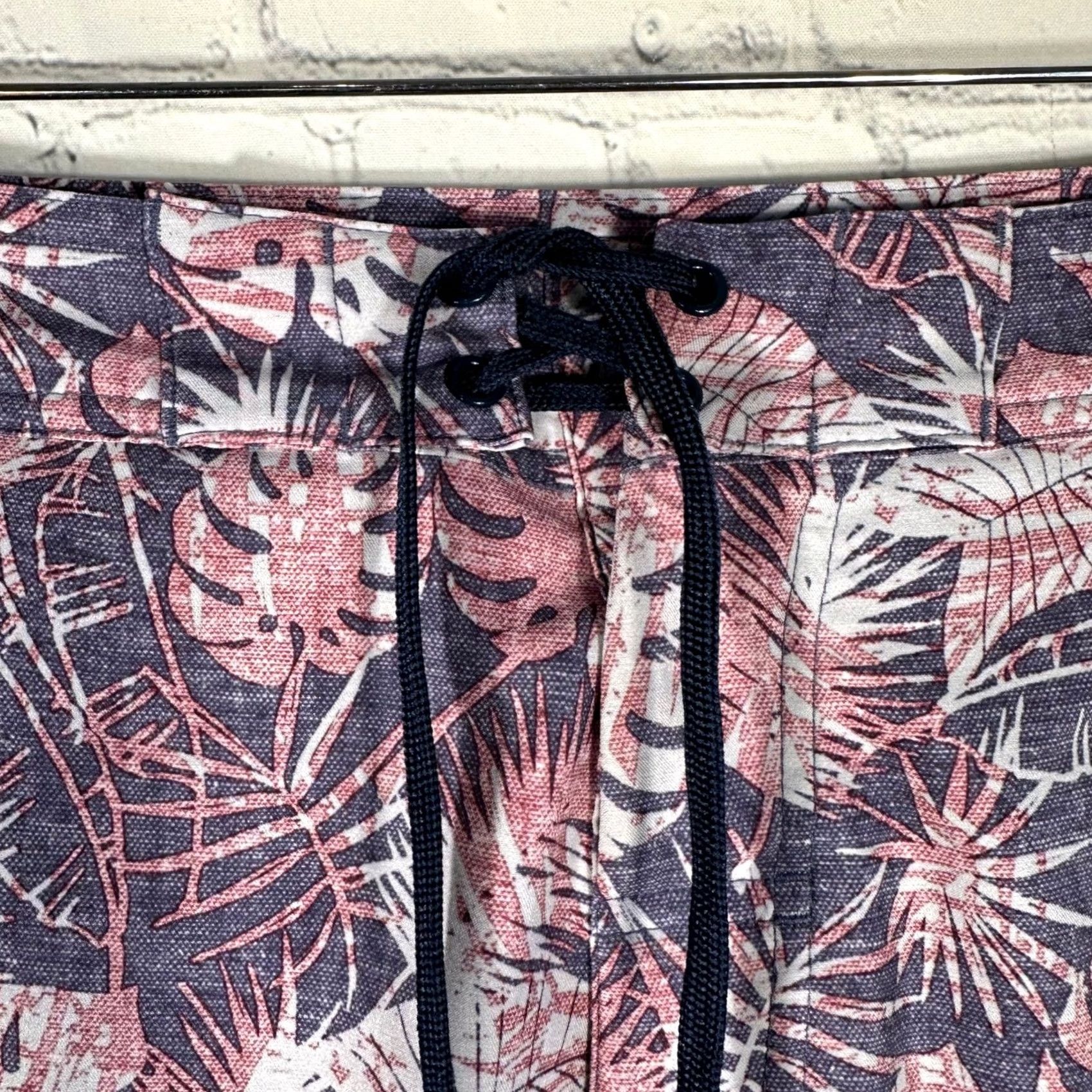 TravisMathew TravisMathew Mens Board Shorts Purple Pink Tropical Leaf Quick Dry 34 Surfing Beach Trunks with Pockets Size US 34 / EU 50 - 3 Thumbnail