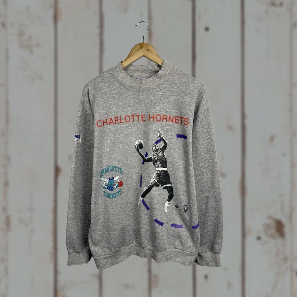 NBA VINTAGE 90s Charlotte Hornets Larry Johnson NBA Sweatshirt M Mens Gray Pullover Sweatshirt Size US S / EU 44-46 / 1 - 1 Thumbnail