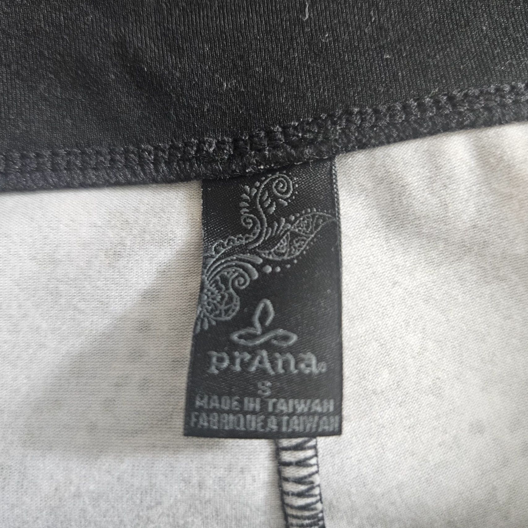 Prana Prana Womens Skirt Small Gray Black Floral Pull On A-Line Short Polyester Womens Size 28" / US 6 / IT 42 - 4 Thumbnail
