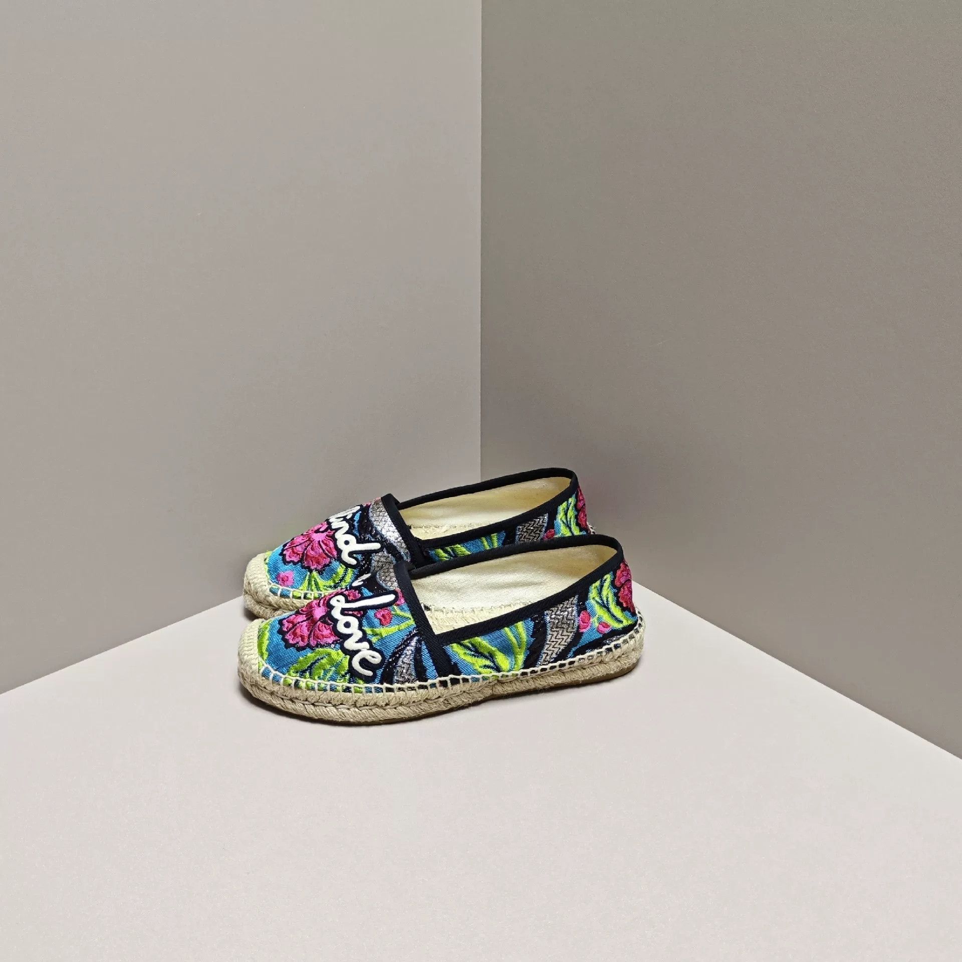 Gucci Gucci Lowtop Sneakers us_5 Women Size US 5 / IT 35 - 1 Thumbnail