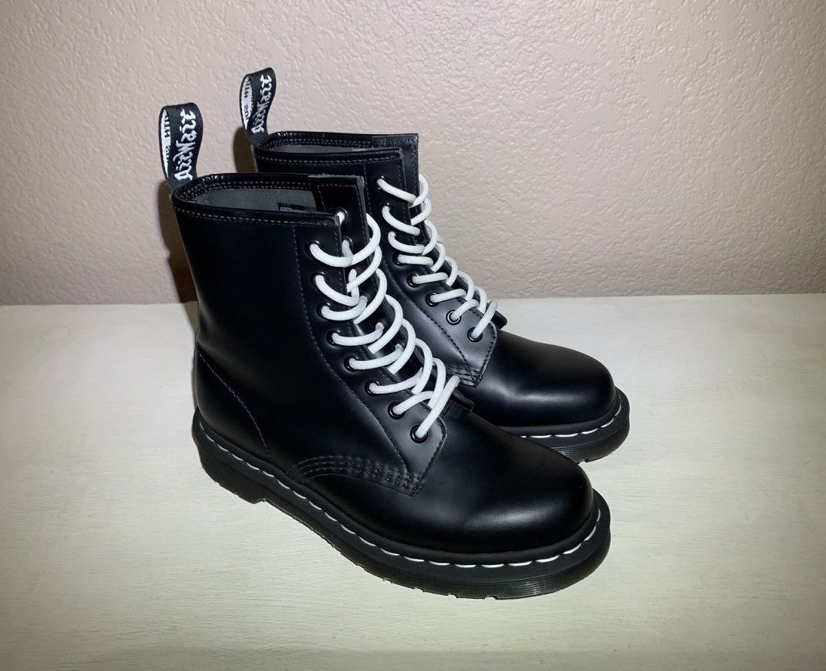 靴 Dr.Martens 8 hole boots Dr. Martens Dr. Martens black leather 8 Hole Boots White Stitching