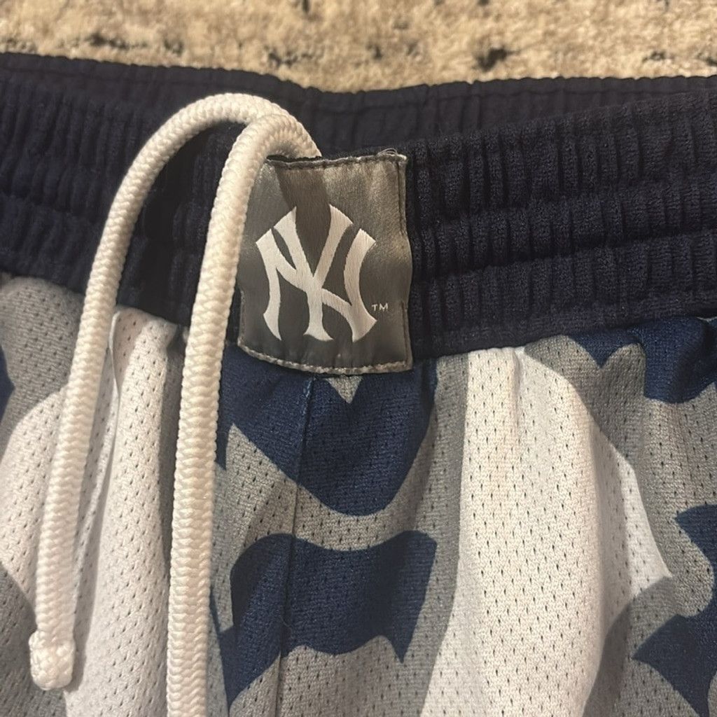 Mitchell & Ness New York Yankees Mitchell & Ness Short Sz Medium 8' Inseam Size US 32 / EU 48 - 3 Thumbnail