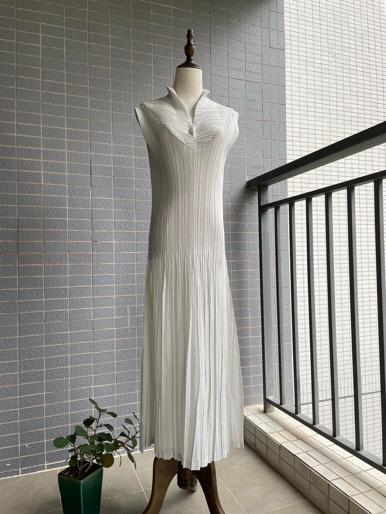 Issey Miyake Issey Miyake size:3 Cold-toned cement grey main line dress Size S / US 4 / IT 40 - 1 Thumbnail