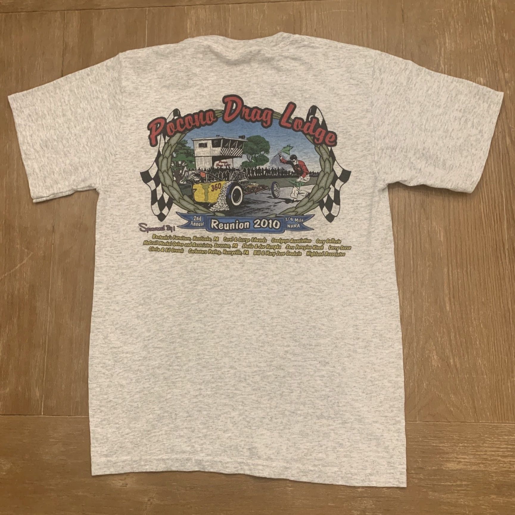 Jerzees VINTAGE JERZEES Pocono Drag Lodge Reunion T-Shirt Adult Small Gray 2010 Mens Size US S / EU 44-46 / 1 - 4 Thumbnail