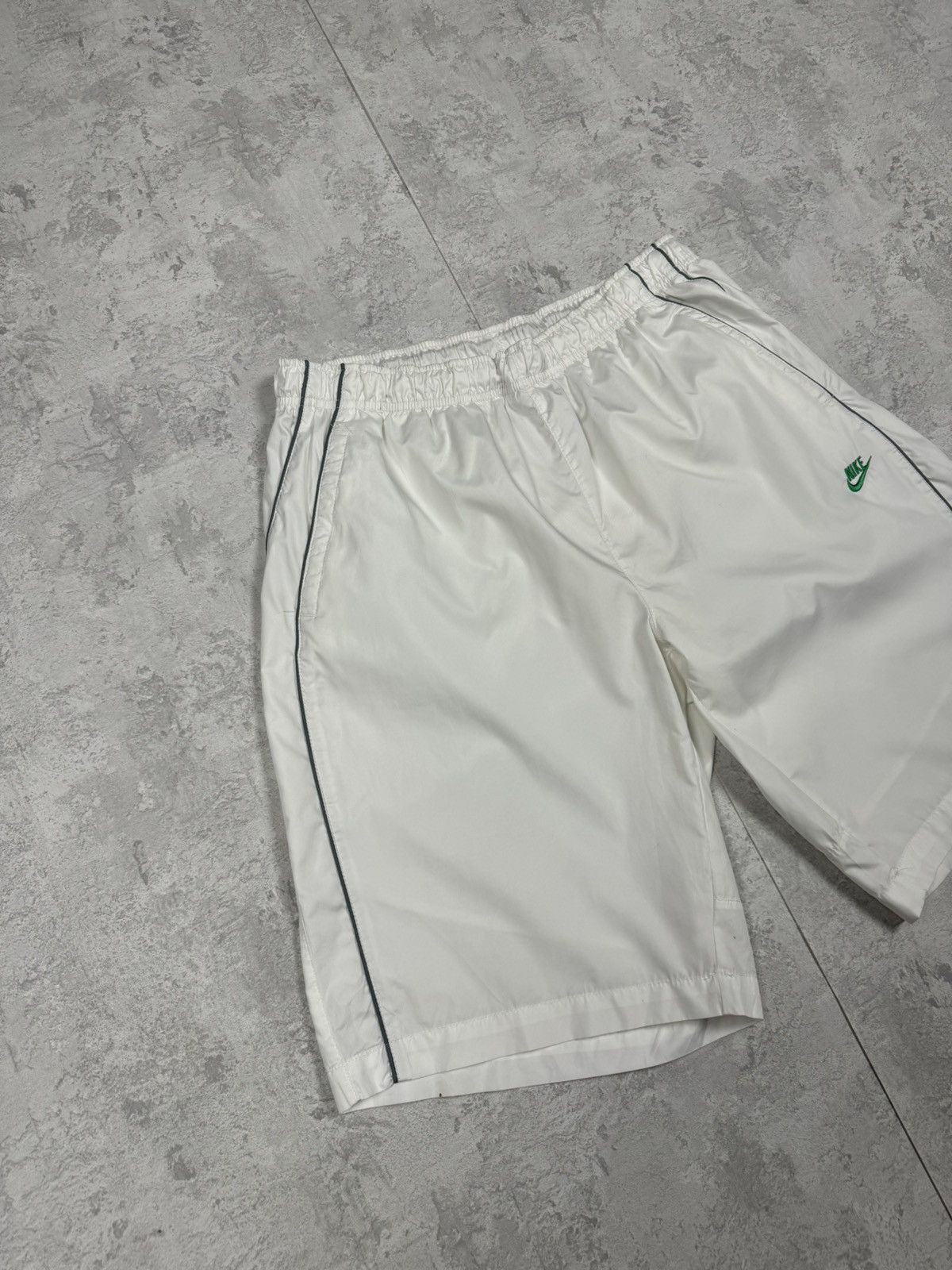 Nike Vintage Nike Y2K Streetwear Sportswear White Shorts Size L Size US 34 / EU 50 - 2 Thumbnail