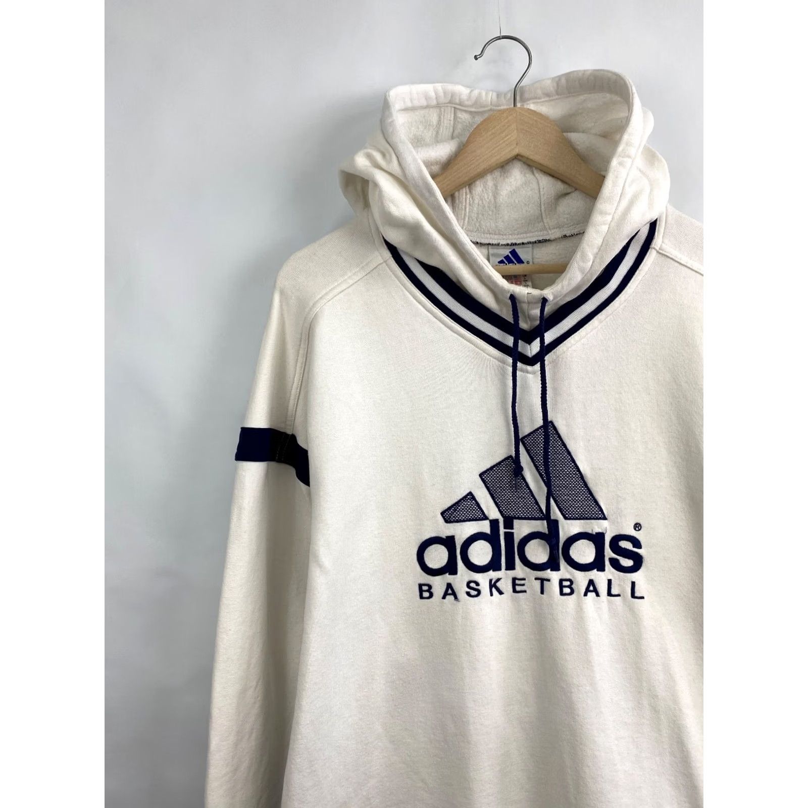 Adidas VINTAGE Adidas Basketball Hoodie Mens L White 90s 90s Basketball Hoodie Retro Rare Y2K Comfort Pullover Shirt Size US L / EU 52-54 / 3 - 3 Thumbnail
