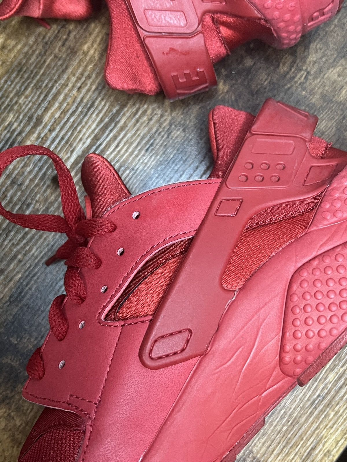 Nike Nike Air Huarache - Triple Red Size US 11 / EU 44 - 12 Thumbnail