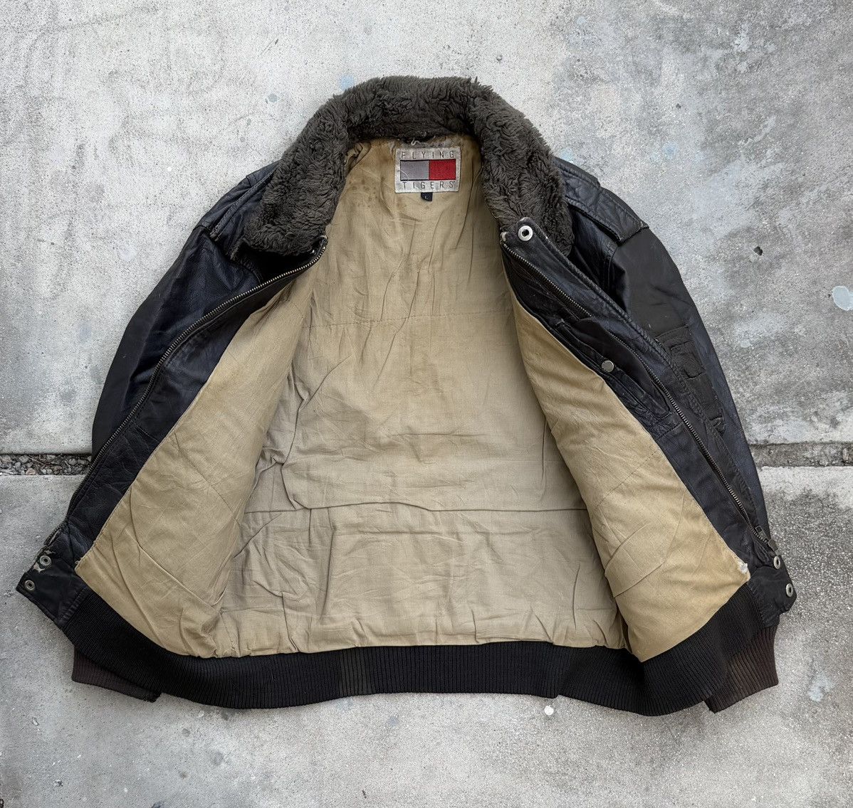 Genuine Leather Vintage Flying Tigers G-1 Leather Bomber Flight Jacket Size US L / EU 52-54 / 3 - 7 Thumbnail