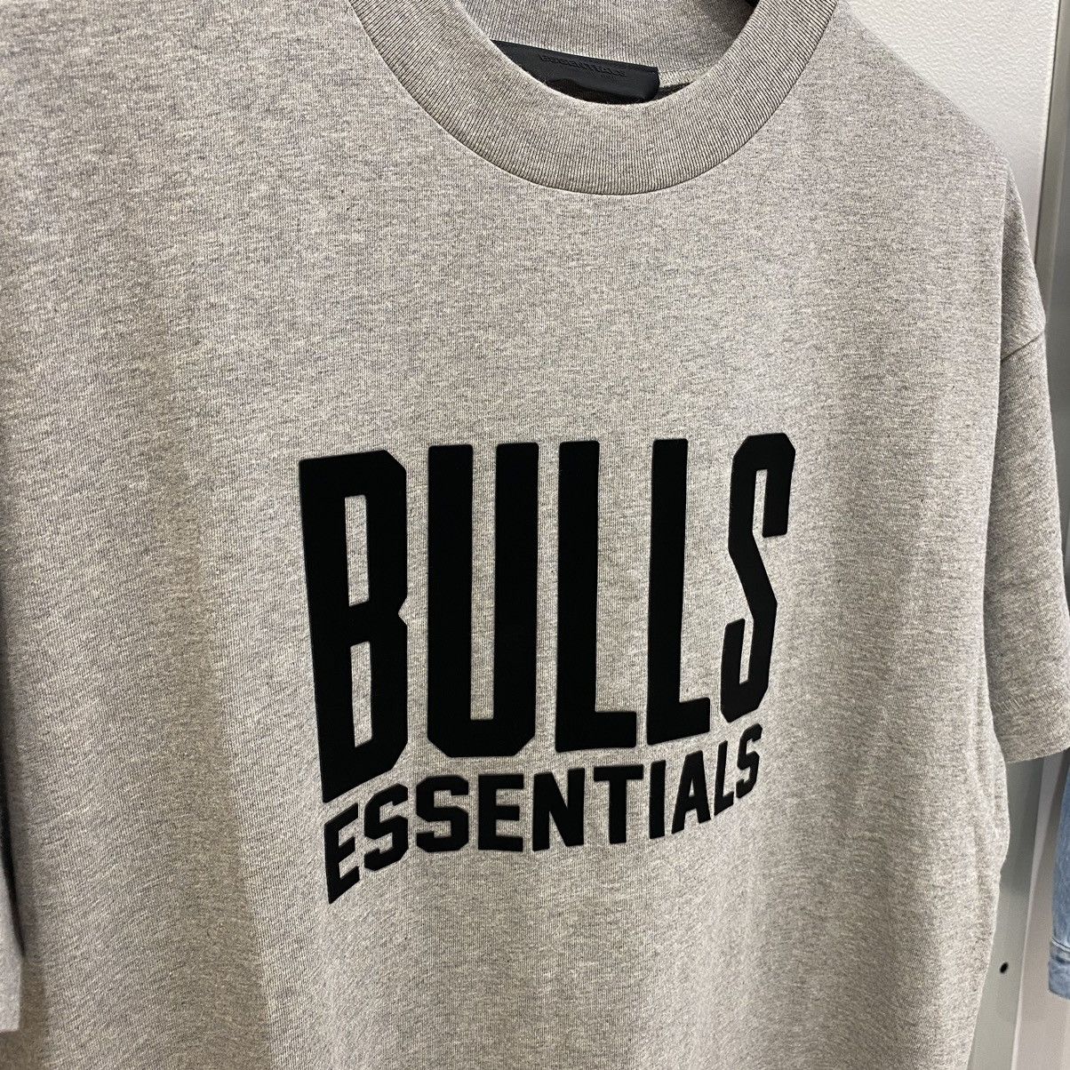 Essentials × NBA Fear of God Essentials x NBA Bulls Tee Warm Heather Size US XS / EU 42 / 0 - 2 Thumbnail