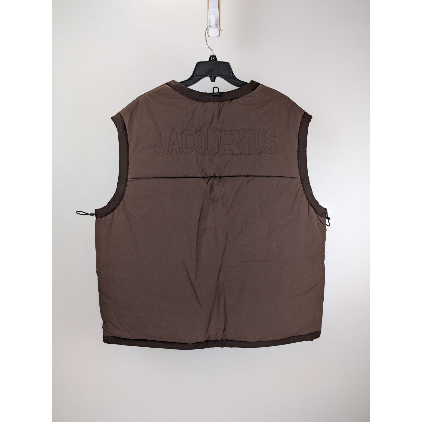 Jacquemus o1rshd1 'Le Gilet Carozzu' padded vest in dark brown Size US L / EU 52-54 / 3 - 12 Thumbnail