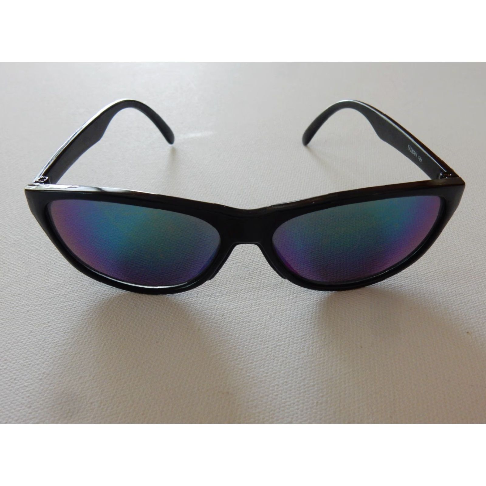 Vintage ISki Sunglasses Men Black Frame Blue/Purple Lens Scratches Noted Black ISki Sunglasses Men - Adult Size - Sunglasses Size ONE SIZE - 2 Thumbnail