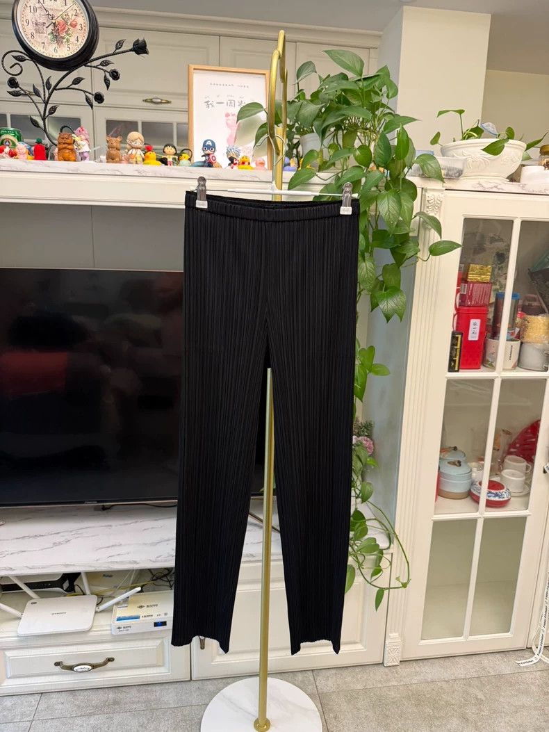 Issey Miyake Issey Miyake size:4 Black pleated pants Size 42" / US 20 - 2 Thumbnail