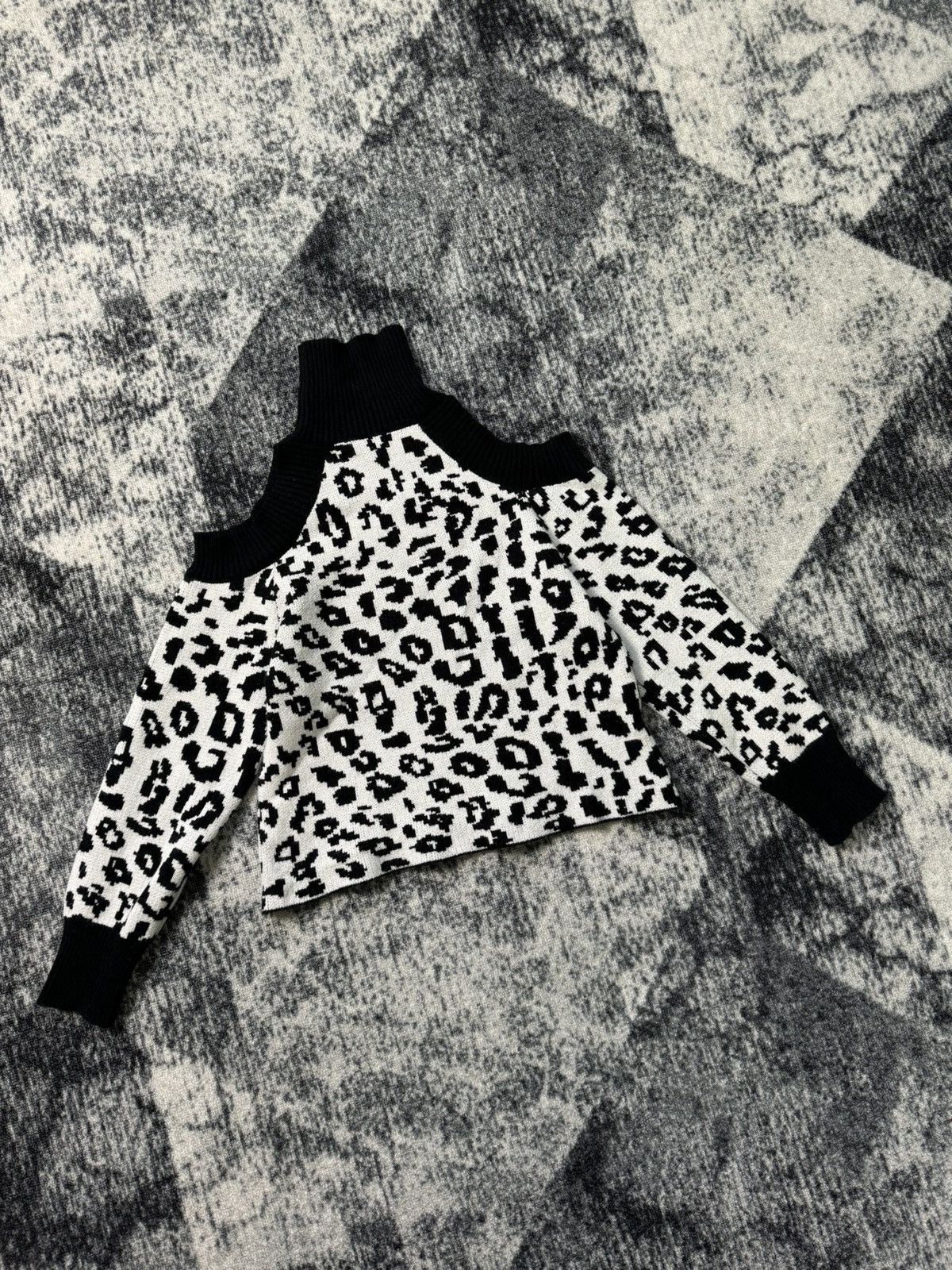 Japanese Brand × Vintage Vintage Sweater Wmns tiger print Open shoulders Y2K 90s Size S / US 4 / IT 40 - 2 Thumbnail
