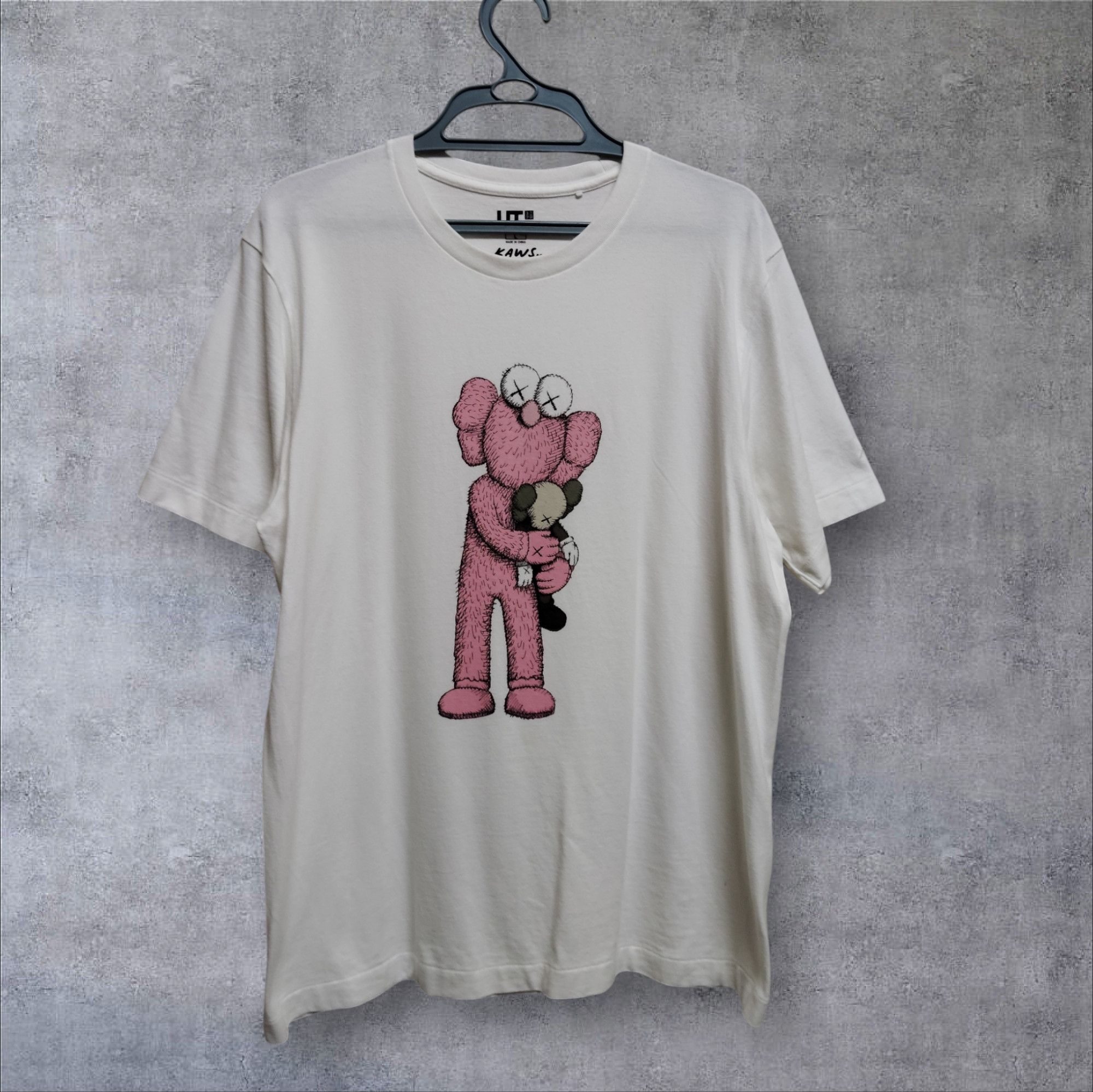 KAWS x UNIQLO WHITE T-SHIRT