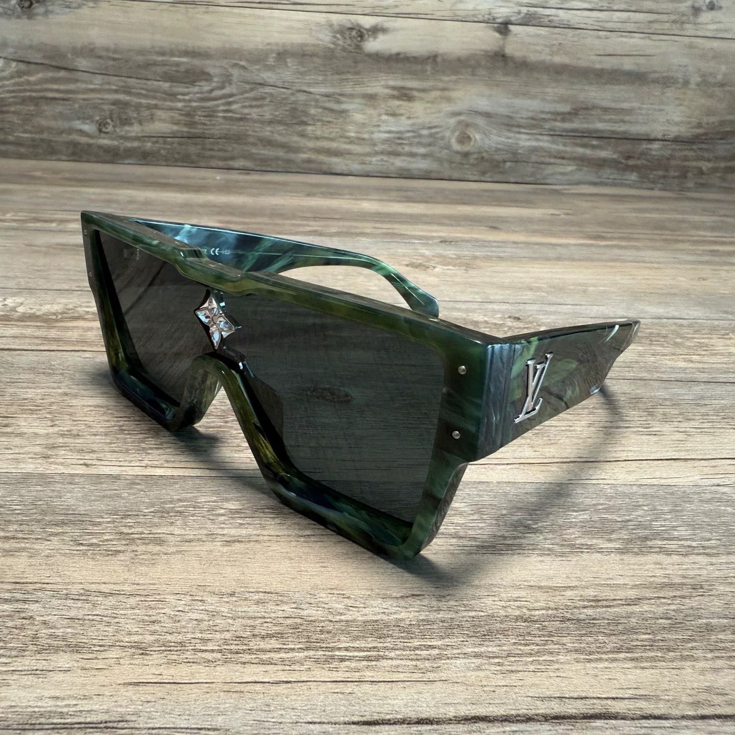 Louis Vuitton Louis Vuitton Green Item M Men Size ONE SIZE - 1 Thumbnail