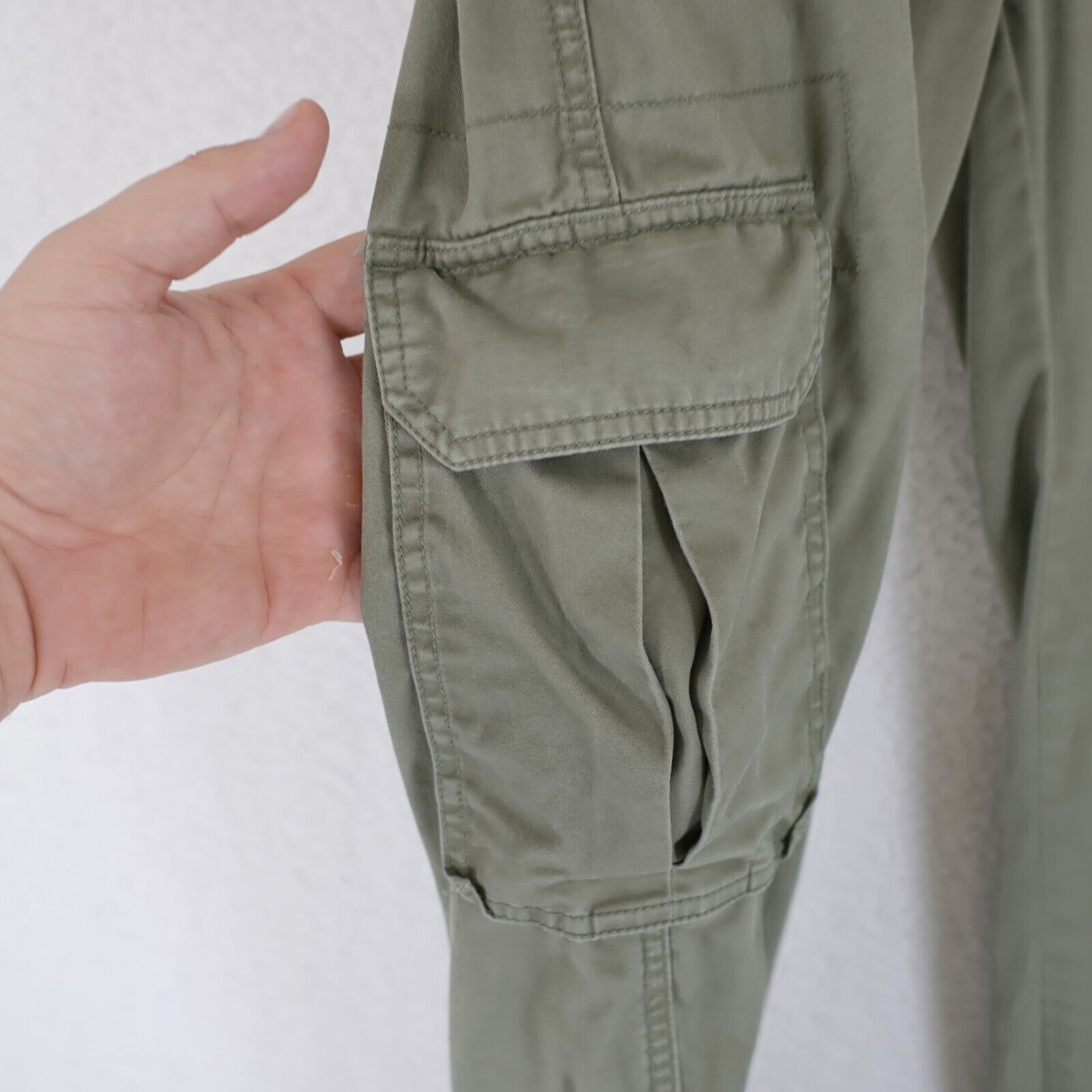 Abercrombie & Fitch Abercrombie & Fitch Green Cargo Pants Size 2 27/31 High Rise Size 26" / US 2 / IT 38 - 2 Thumbnail