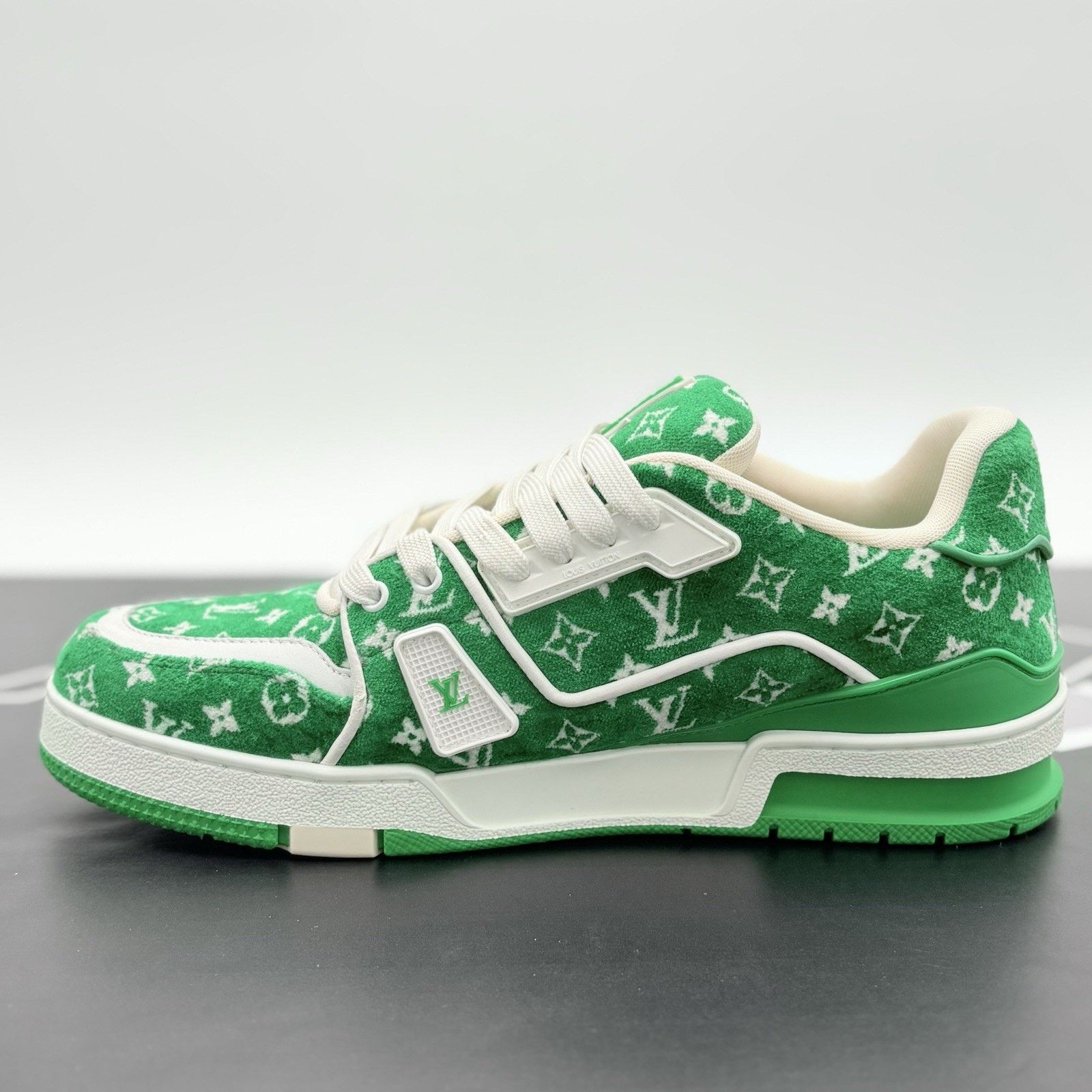 Louis Vuitton Louis Vuitton Trainer ' Green White Monogram ' | GREAT! Size US 10 / EU 43 - 4 Thumbnail