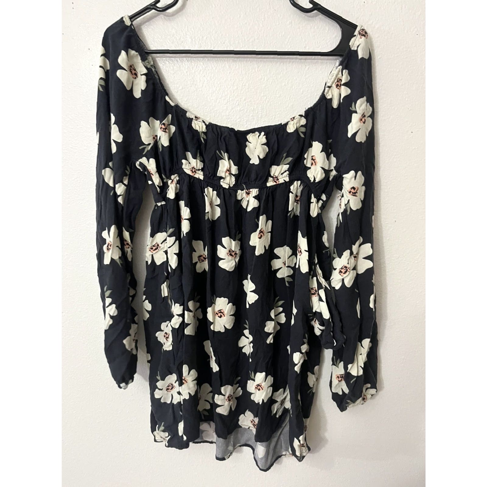 American Eagle Outfitters VINTAGE? No — American Eagle Outfitters Blouse, Floral, Off the Shoulder, Bell Sleeve, V-Neck, Tie Closure, Cropped, Black, Size S, Women Size S / US 4 / IT 40 - 3 Thumbnail