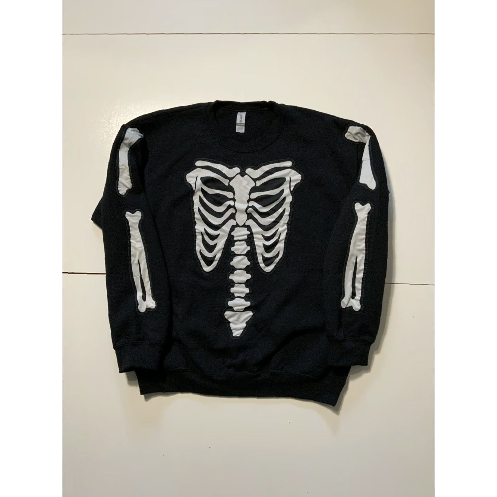 Gildan VINTAGE Gildan Cut & Sew Bones Appliqué Fleece Black Reworked Crewneck Sweatshirt L Mens Size US L / EU 52-54 / 3 - 2 Thumbnail