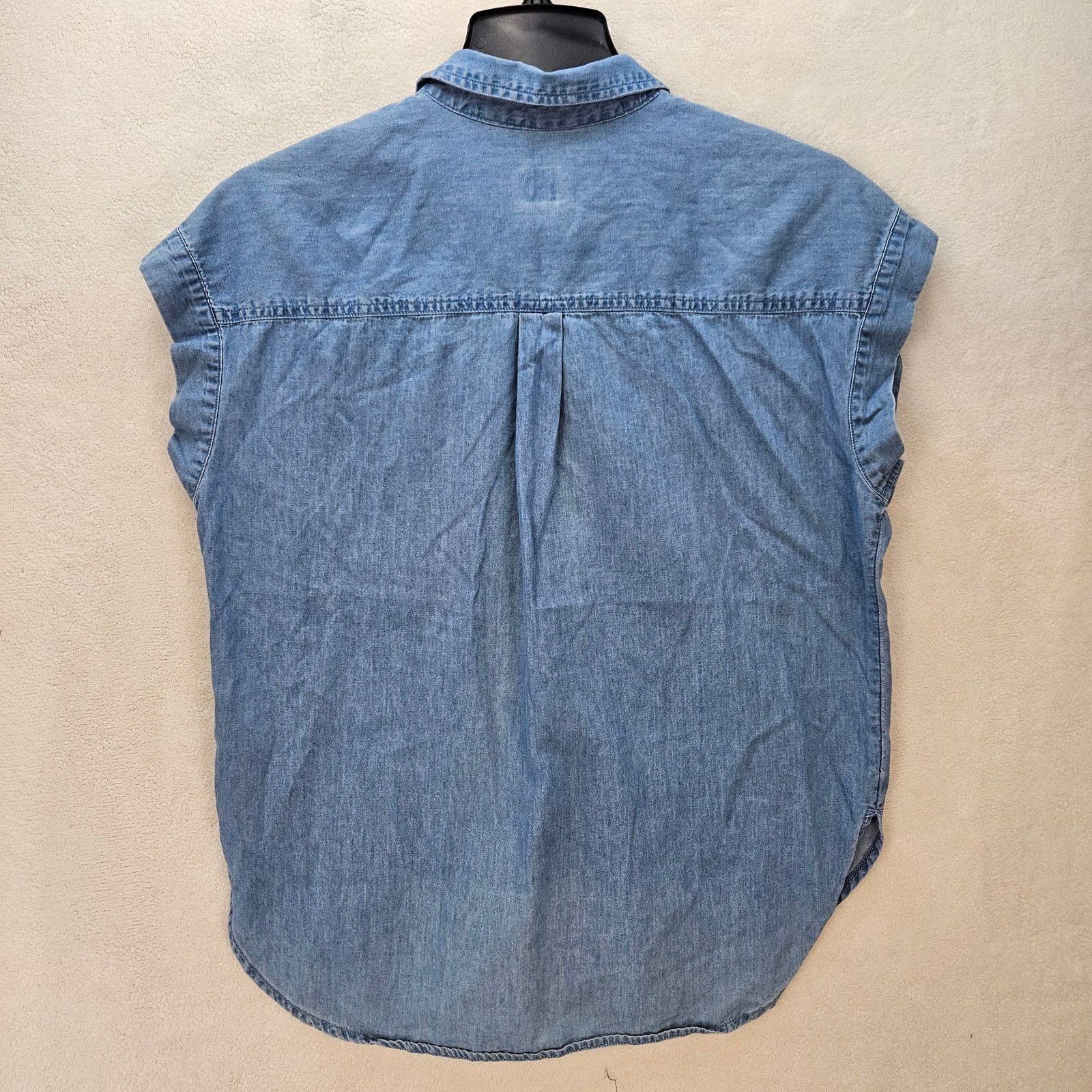 Gap GAP WOMEN'S SMALL LIGHT WASH CHAMBRAY DENIM CAP SLEEVE BUTTO Size S / US 4 / IT 40 - 2 Thumbnail