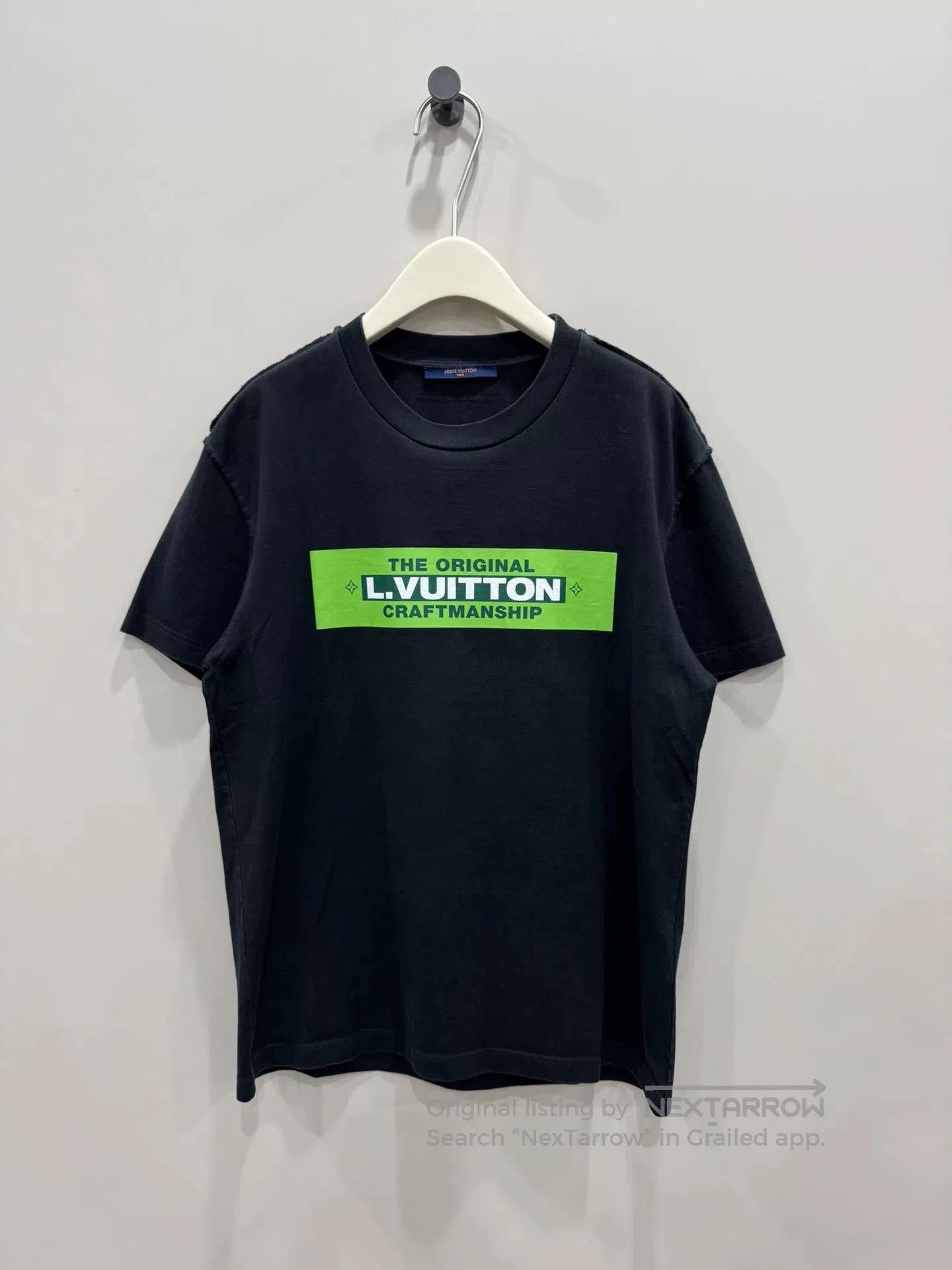 louin vuitton green logo short sleeve t-shirt.