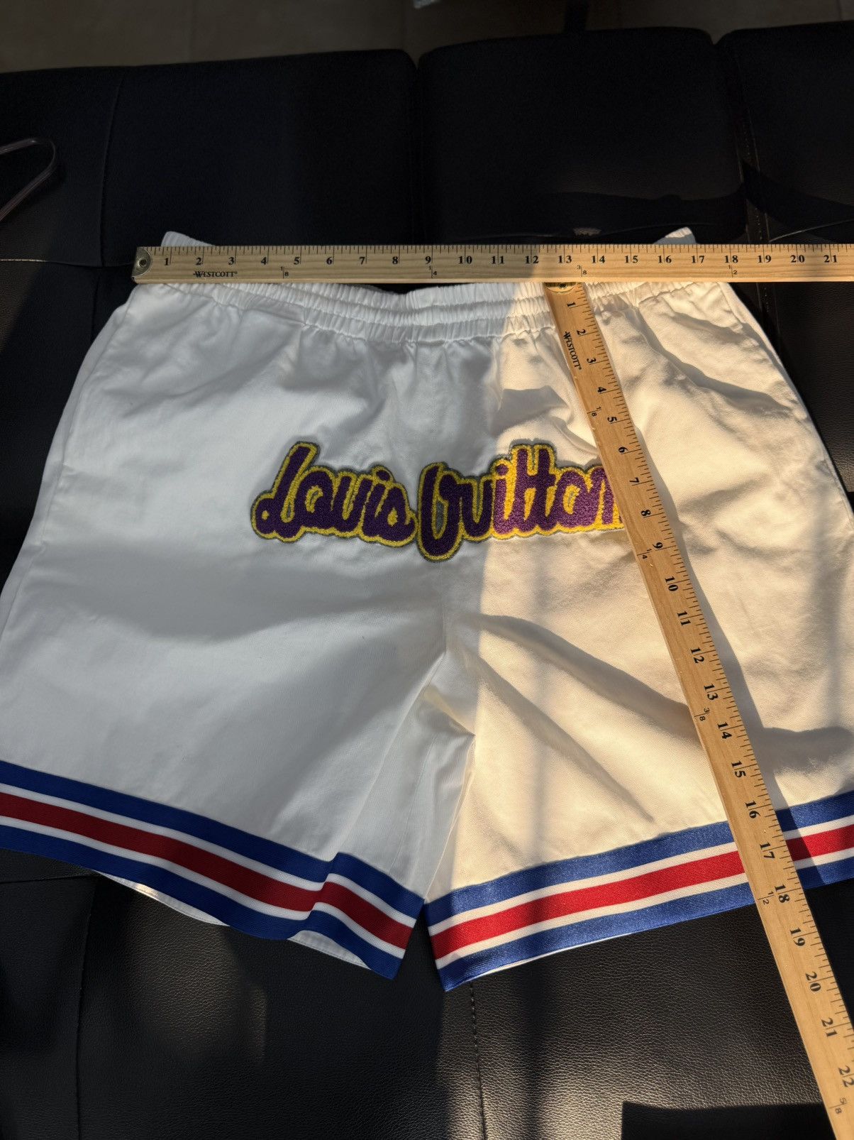 Louis Vuitton Louis Vuitton NBA Shorts Size 4L RARE Pre Owned Size US 38 / EU 54 - 11 Thumbnail