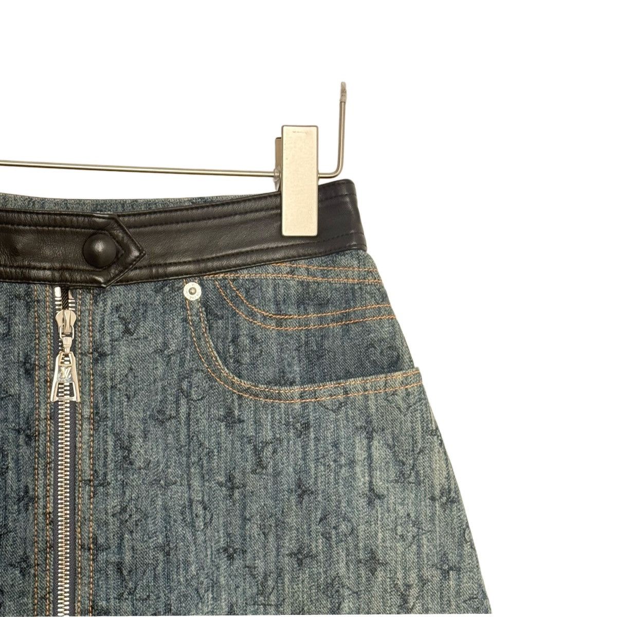 Louis Vuitton Louis Vuitton Mid-rise Casual Mini Skirt K26WX Size 27" / US 4 / IT 40 - 3 Thumbnail