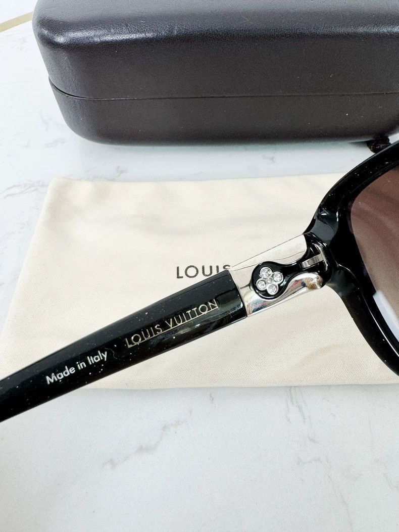 Louis Vuitton Louis Vuitton Sunglasses with Case and Accessories -2505 Size ONE SIZE - 5 Thumbnail