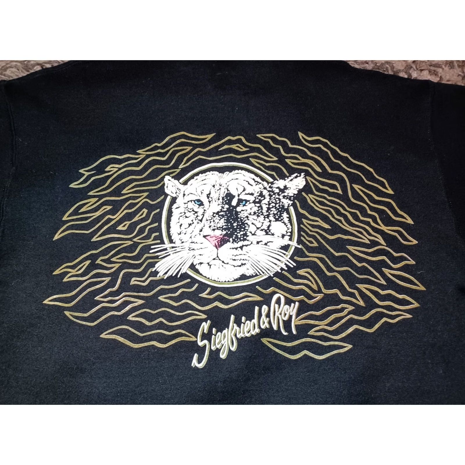 Vintage VINTAGE Siegfried & Roy White Tigers At The Mirage Sweatshirt Womens Med White Tigers At The Mirage 19 in wide 25 in long Size US M / EU 48-50 / 2 - 2 Thumbnail