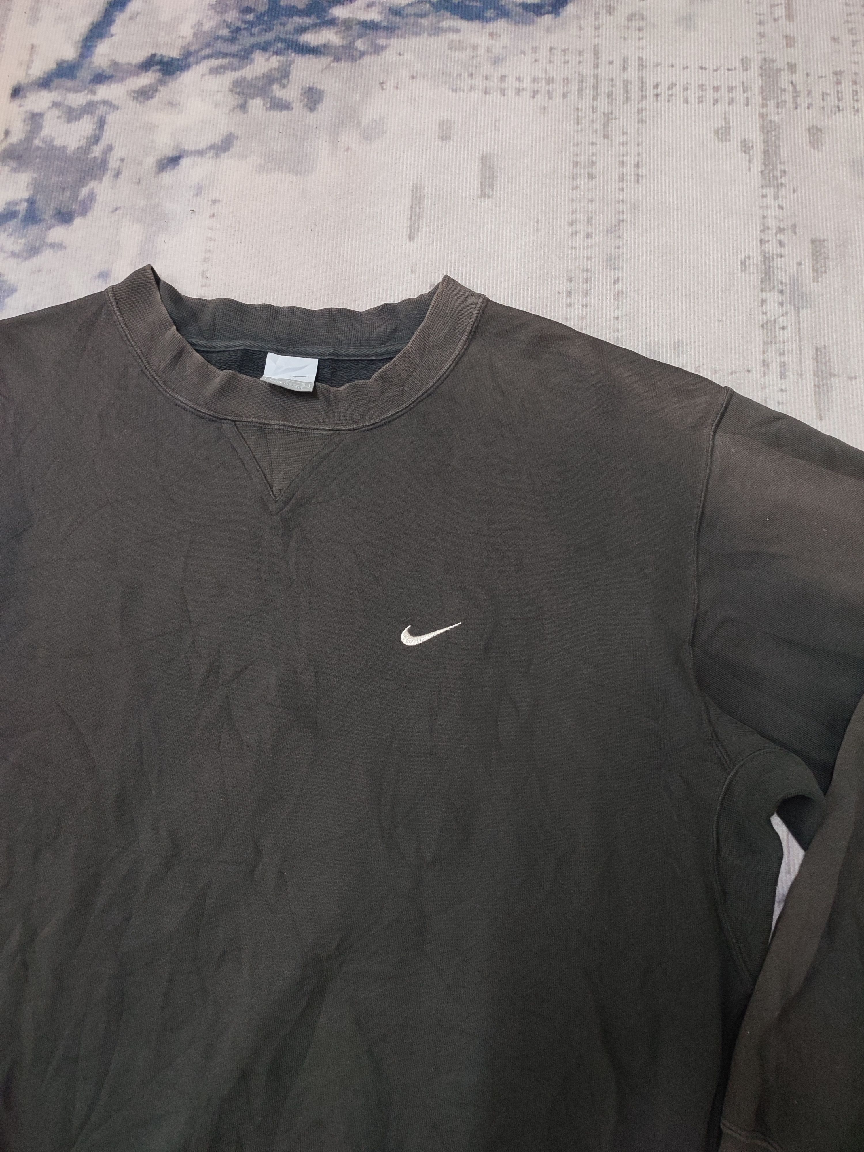 Nike CRAZY THRASHED NIKE Y2K SMALL LOGO SWEATSHIRTS RARE Size US L / EU 52-54 / 3 - 8 Thumbnail